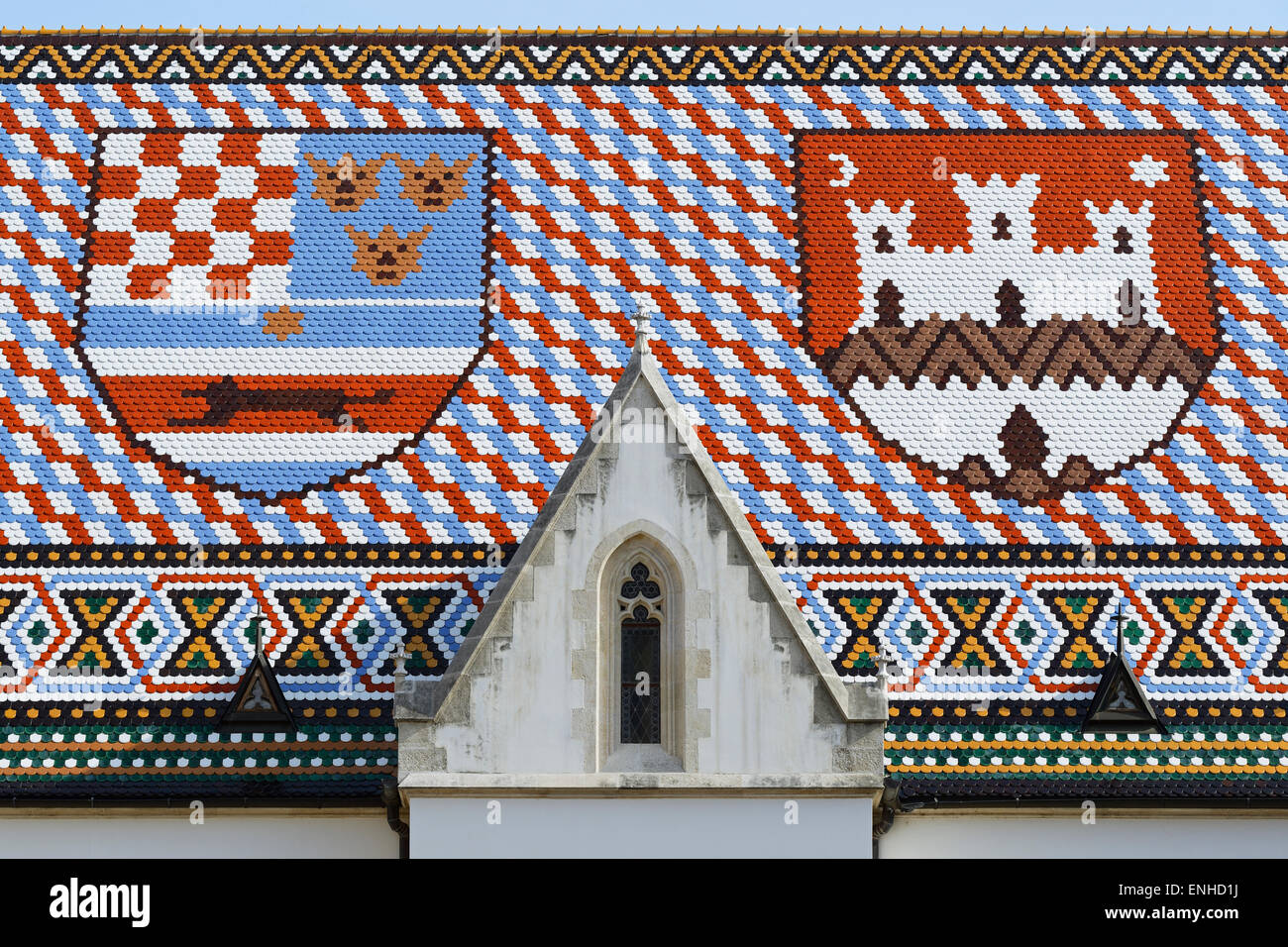 Toit de l'église St Marc, Zagreb, Croatie. Les tuiles représentent les armoiries de Zagreb et la trinité de Royaume de Croatie Banque D'Images