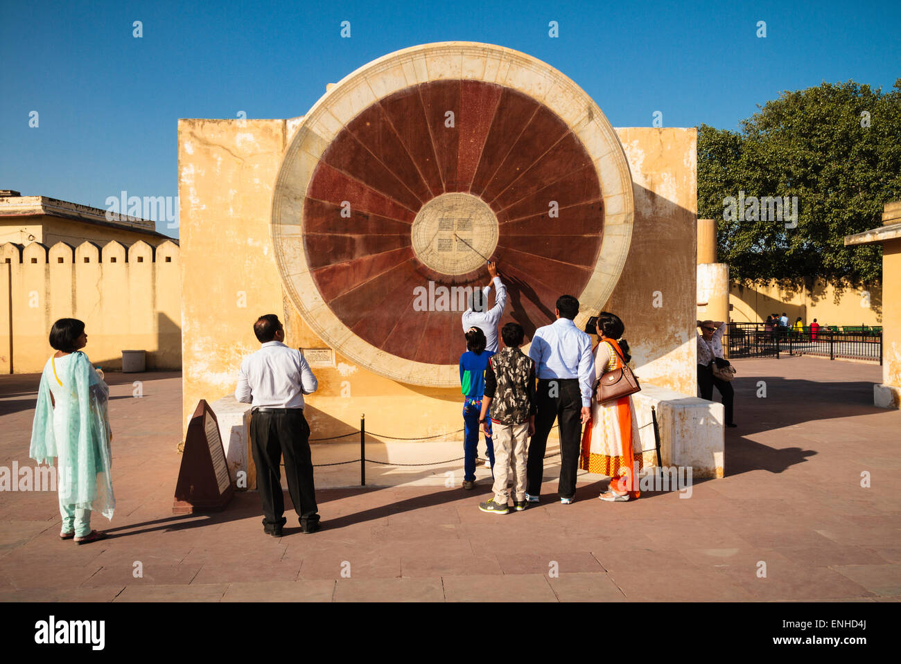 Cadran solaire dans le complexe d'astronomie Jantar Mantar, Jaipur, Rajasthan, Inde Banque D'Images