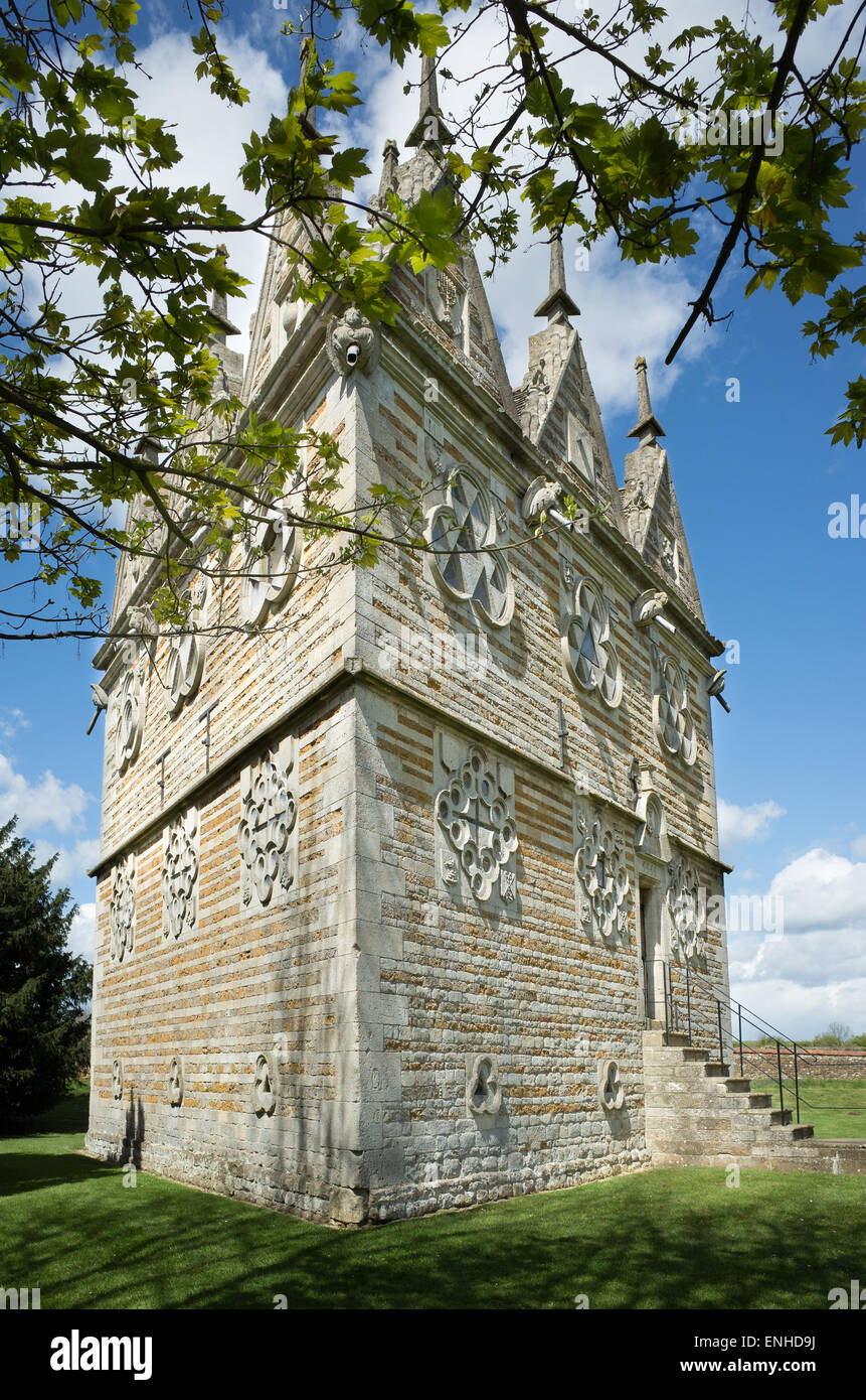 Avec trois étages, trois murs, trèfles, fenêtres triangulaires, pignons triangulaires et triangulaire, d'un lodge a été construit à la sortie Banque D'Images