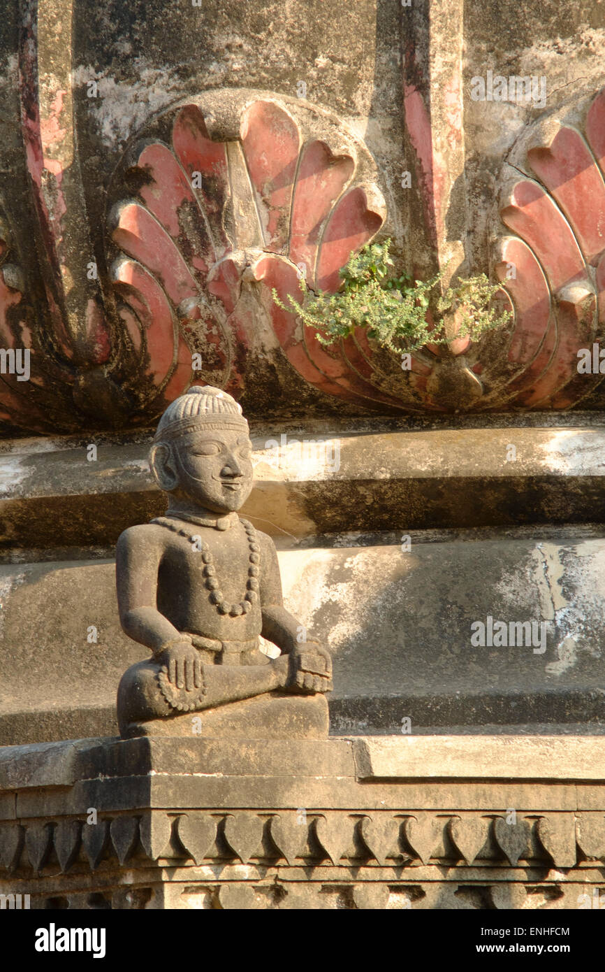 Statue sur Vithoji Chhatri sur les rives du fleuve sacré narmada en Maheshwar. Banque D'Images