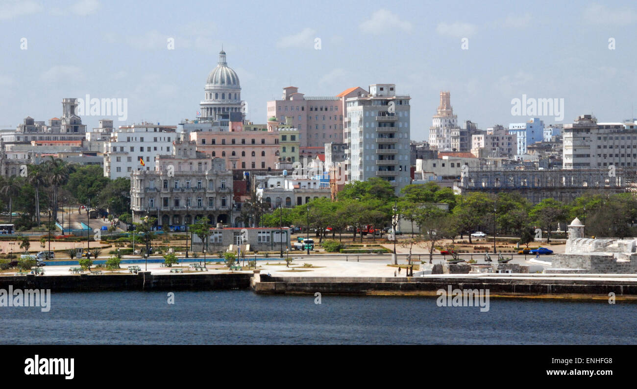 Cuba. Malecon de La Havane et skyine avec le Capitolio et front de mer. Banque D'Images