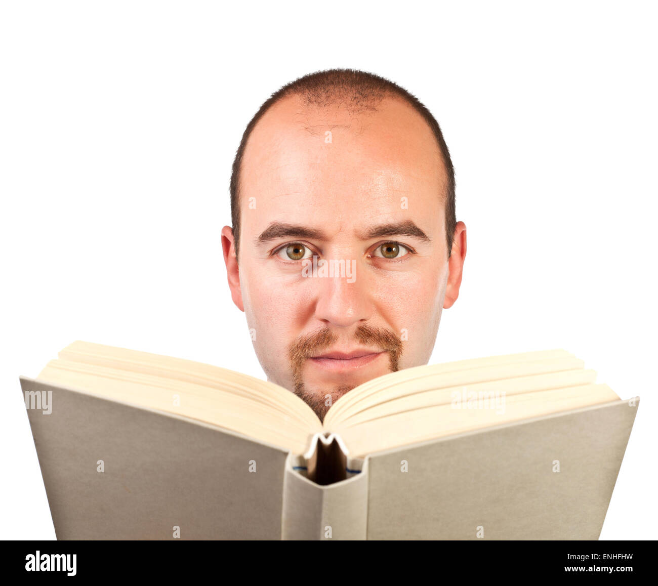 Portrait of man reading book isolé sur fond blanc Banque D'Images