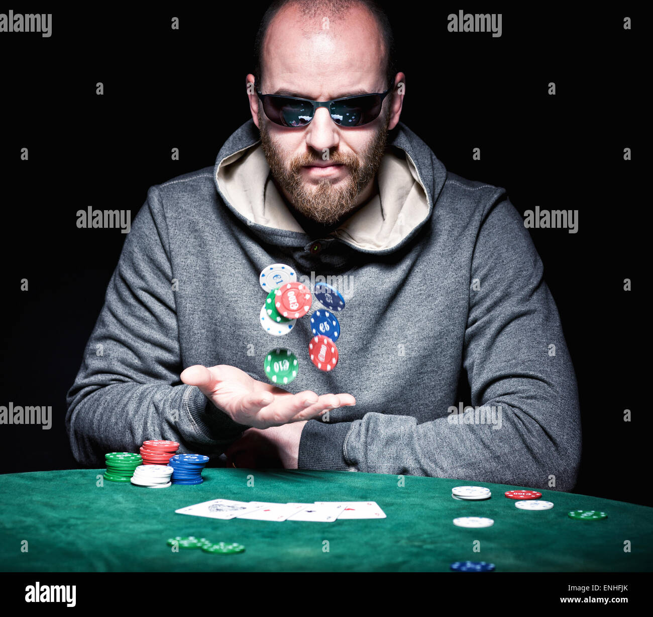 Joueur de poker avec des lunettes de jouer avec des jetons Banque D'Images