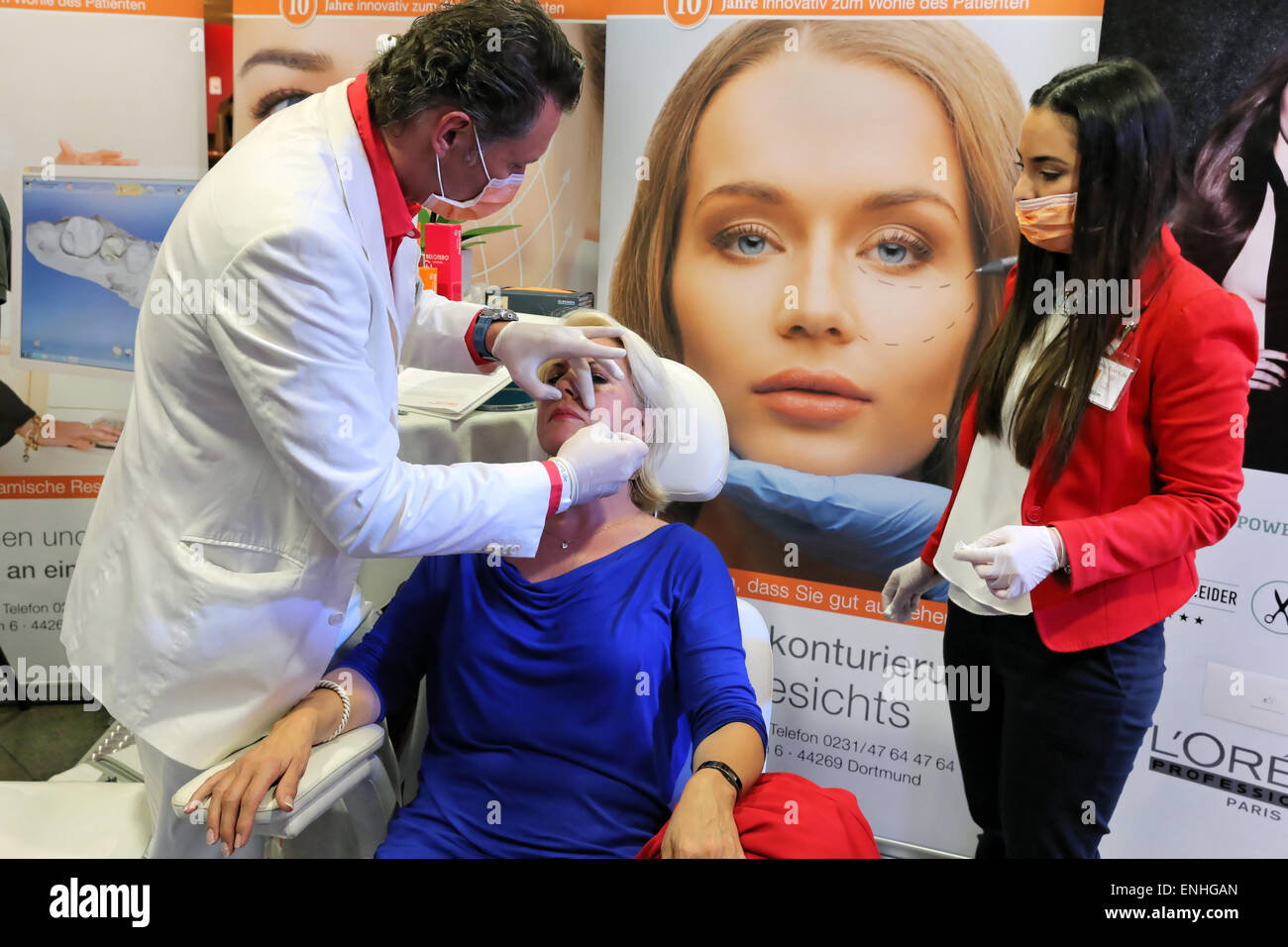 Un spécialiste en chirurgie plastique du visage l'acide hyaluronique injecté sous la peau du visage d'un client. Dortmund, Allemagne Banque D'Images