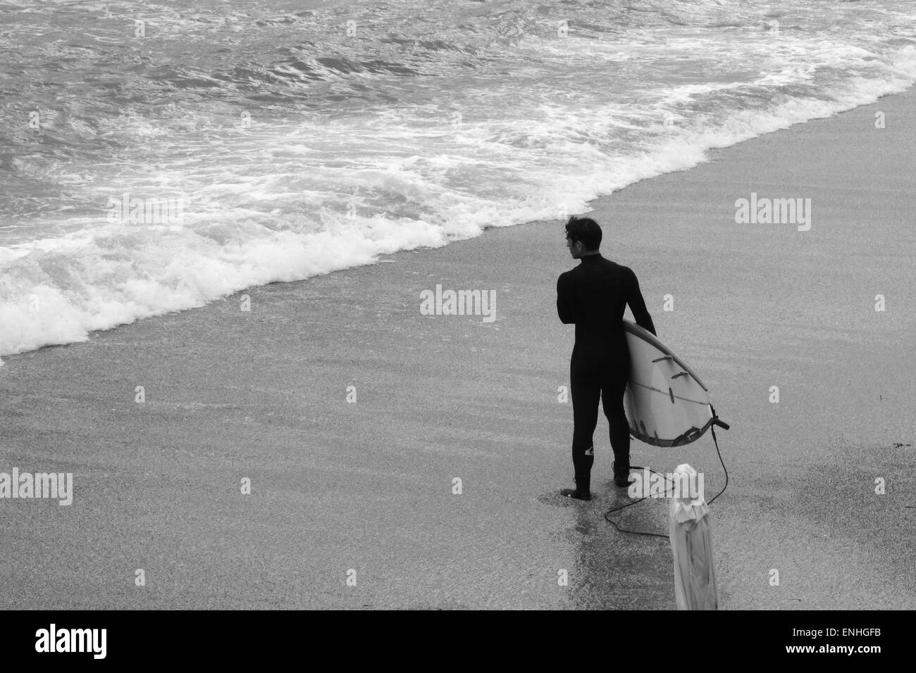 Surfant sur un jour d'hiver Banque D'Images