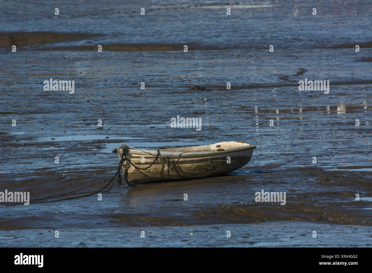 Petit bateau de pêche amarré dans le port de vase près de Millbrook village près de Plymouth. Métaphore de l'idée de rester à flot, Banque D'Images