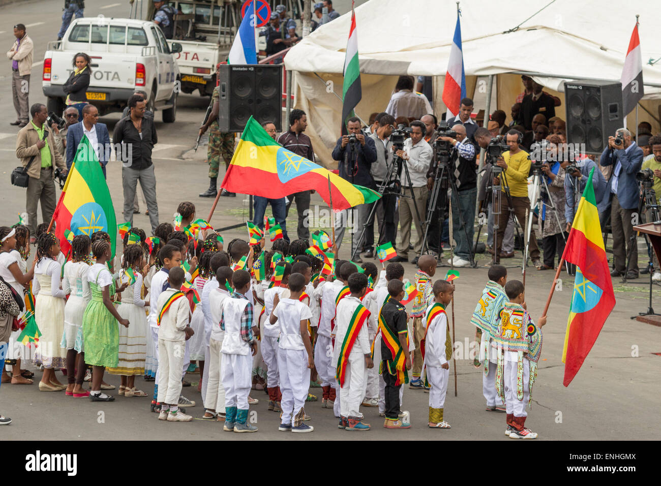 Addis Abeba, Ethiopie. 5 mai, 2015. Les jeunes enfants habillés en costume traditionnel coloré effectuer en face de l'Ethiopian Président à la 74e anniversaire de la Victoire des patriotes journée commémorant la défaite de l'invasion des Italiens le 5 mai 2015 à Addis Ababa, Ethiopie. Crédit : Dereje Belachew/Alamy Live News Banque D'Images