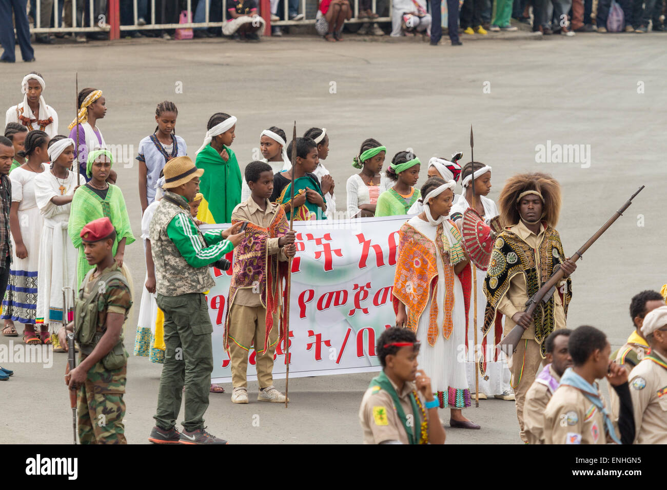Addis Abeba, Ethiopie. 5 mai, 2015. Les jeunes hommes et femmes habillés en tenue traditionnelle colorée drapeau mars à la 74e anniversaire de la Victoire des patriotes journée commémorant la défaite de l'invasion des Italiens le 5 mai 2015 à Addis Ababa, Ethiopie. Crédit : Dereje Belachew/Alamy Live News Banque D'Images