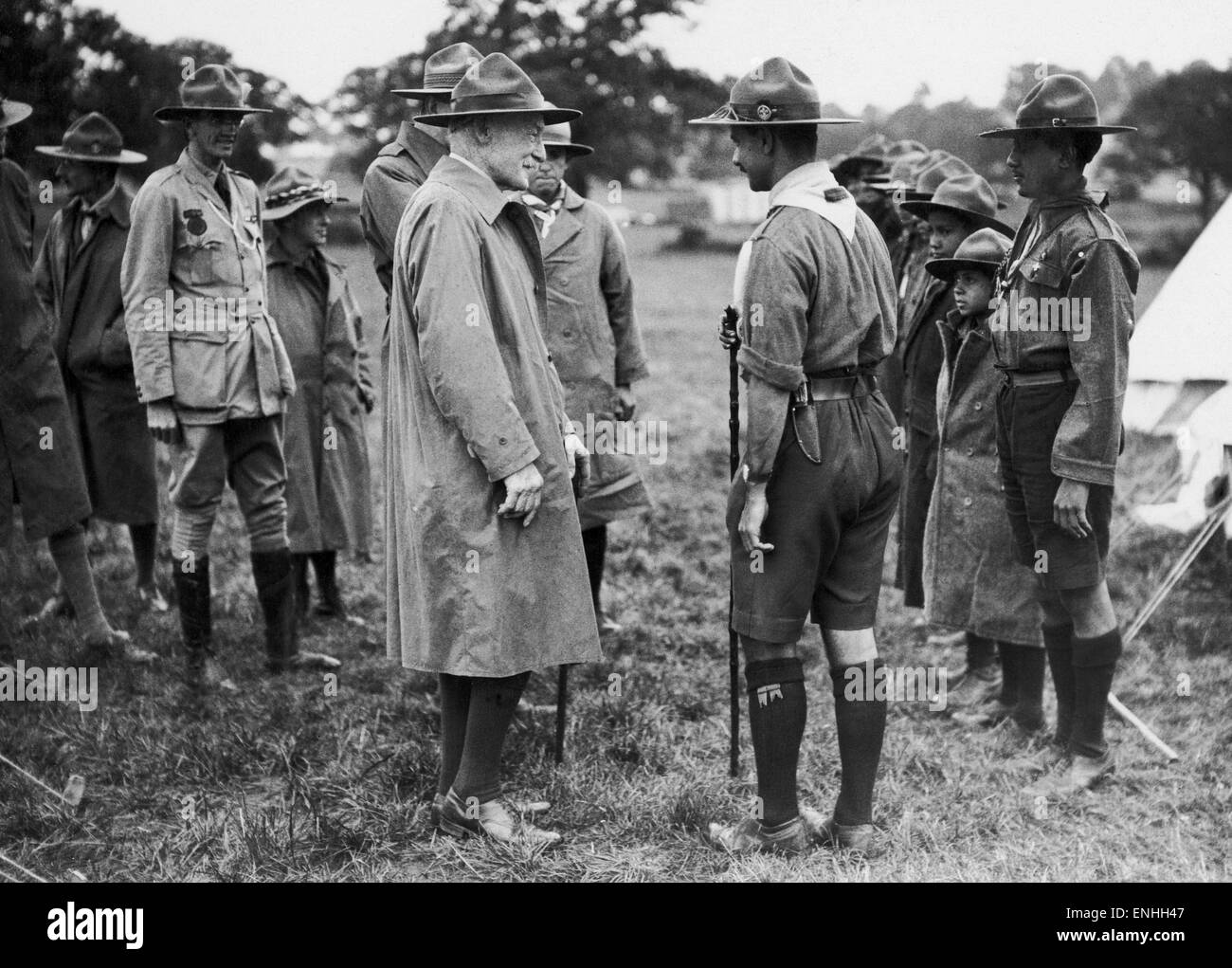 Lord Robert Baden-Powell, fondateur du Mouvement Scout, photographiée avec Sir Alfred Pickford le Commissaire pour les Scouts d'outre-mer, à discuter avec Parsee boy scouts à Wembley où ils sont en camp. 25 juillet 1929. Banque D'Images
