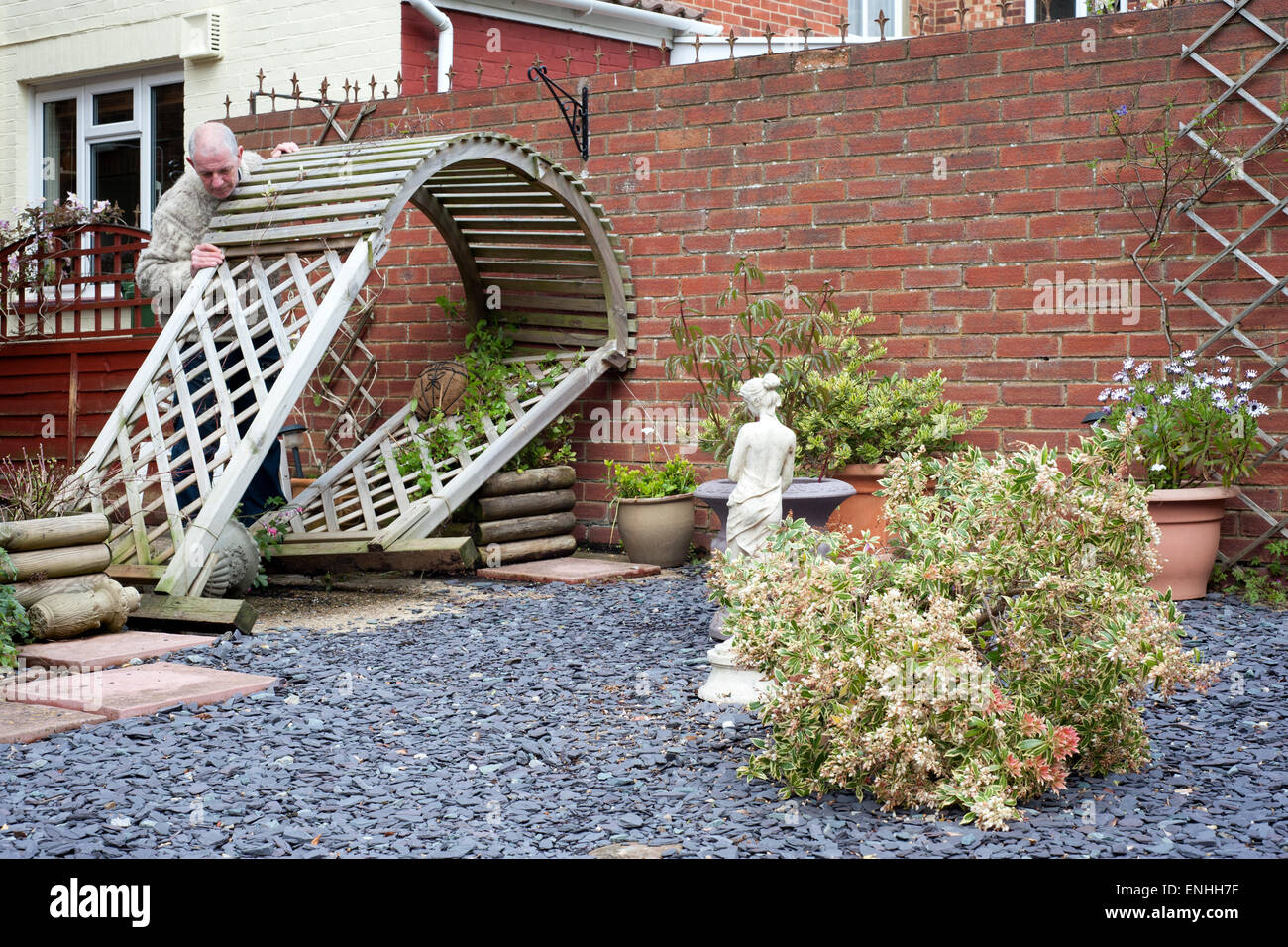 Des vents violents laissent une traînée de dommages dans un jardin en Angleterre southsea Banque D'Images