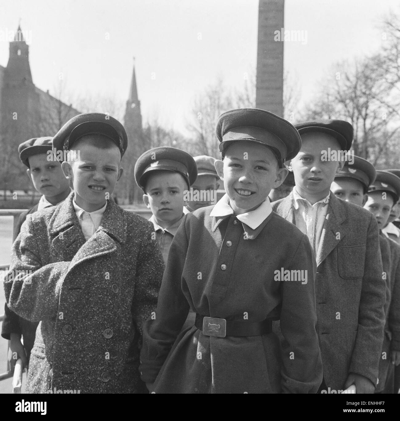 On voit ici les écoliers à la place Rouge Moscou à la suite d'une visite à la tombe de Lénine. 25 mai 1960 Banque D'Images