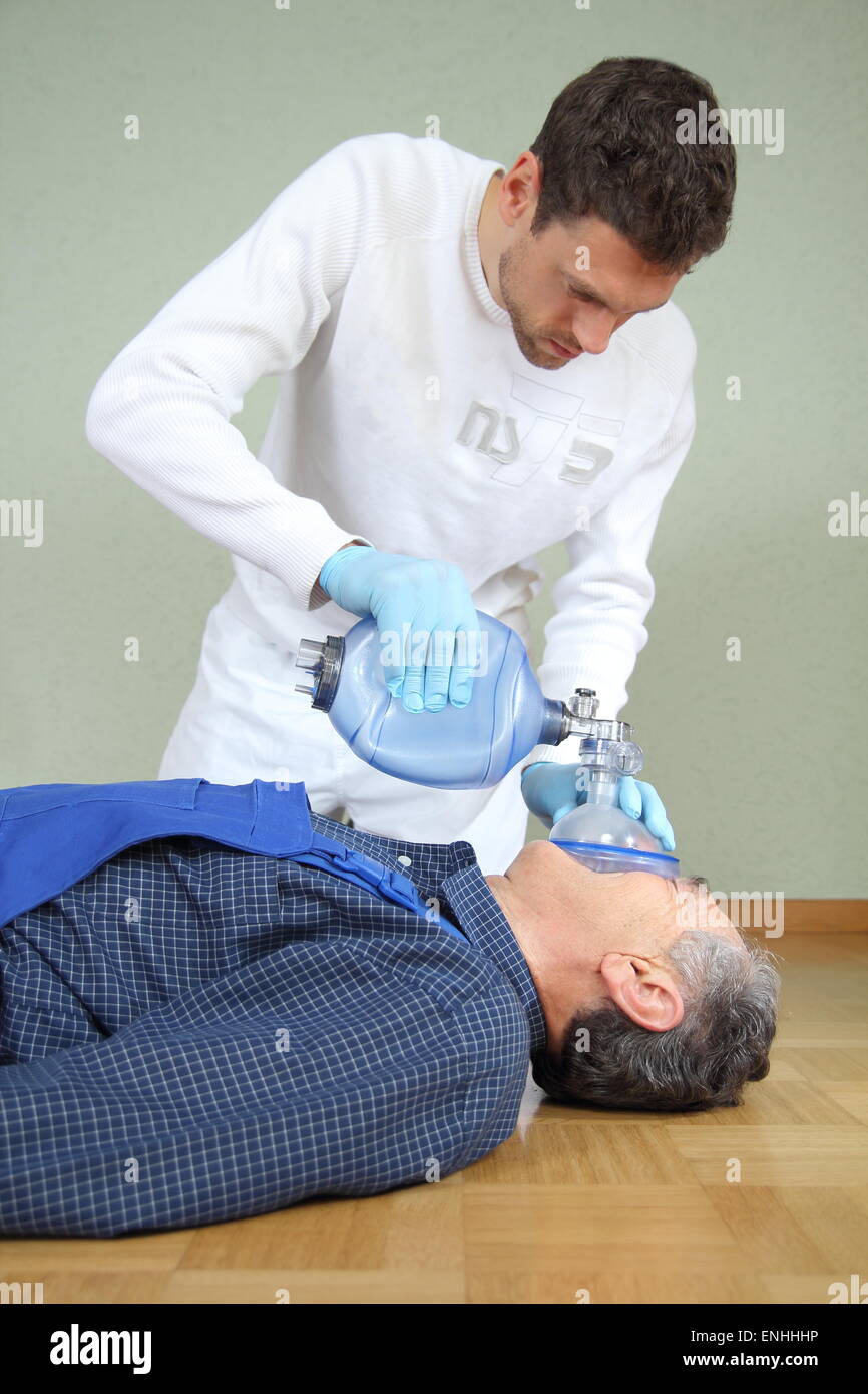 Un service d'urgence avec masque d'anesthésie sur un patient Banque D'Images