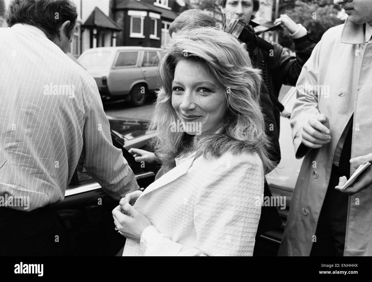 Lena Zavaroni, 23 ans, juin 1987. Lena a récemment quitté l'hôpital après quelques pilules anti dépresseur qu'elle prend, fait d'elle violemment malade. Lena ws a aidé dans une voiture par son fiancé, consultant en recrutement Peter Wiltshire. Lena, quitter le foyer de Finchley, Nord Banque D'Images