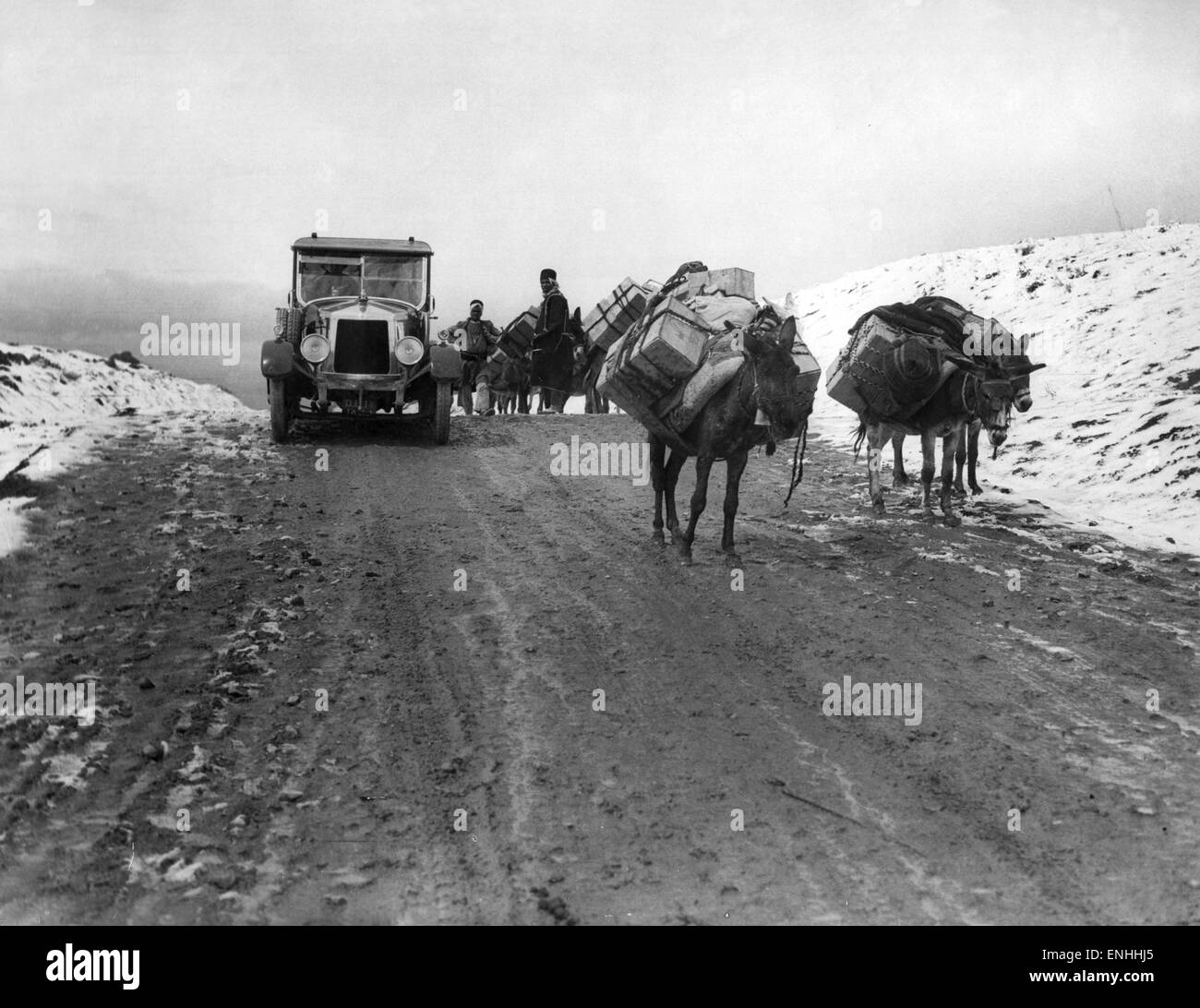 Sur la route de Téhéran, sur le dessus des Aveh Pass (nom à confirmer), vers 1926. Les ânes transportent le pétrole à Téhéran, où l'essence coûte environ 8 shillings par gallon, en raison des difficultés de transport. Banque D'Images