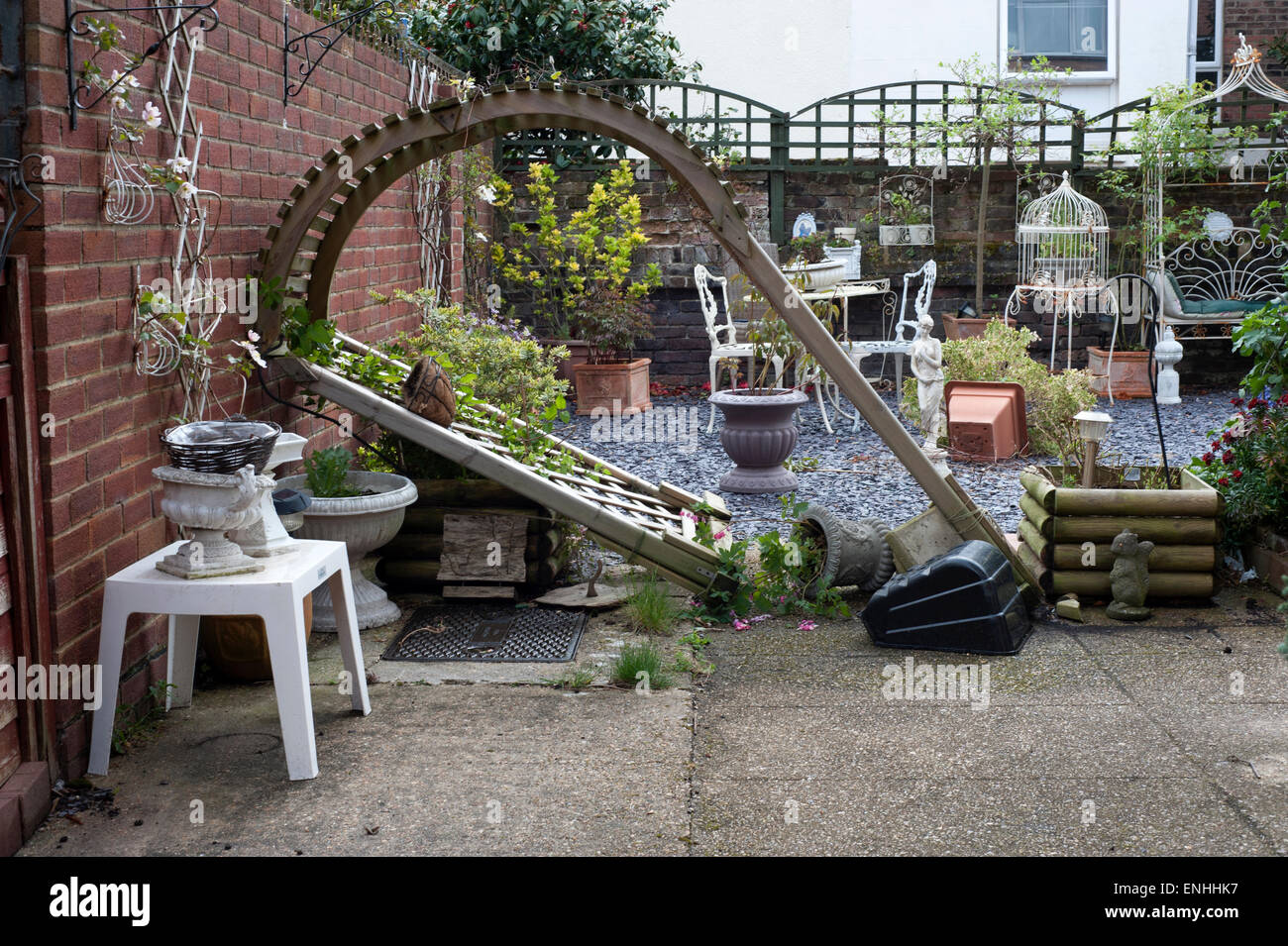 Des vents violents laissent une traînée de dommages dans un jardin en Angleterre southsea Banque D'Images