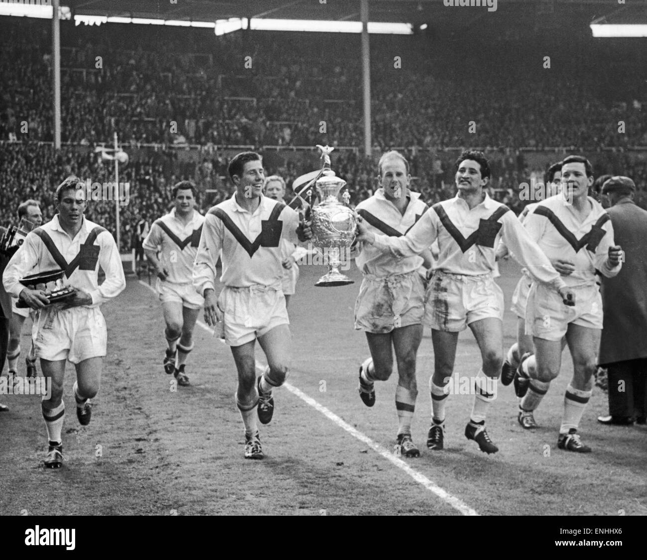 Wakefield Trinity joueurs sur leur tour d'honneur après leur victoire en finale de Coupe de Ligue de Rugby le plus de Wigan à Wembley le 11 mai 1963 Banque D'Images