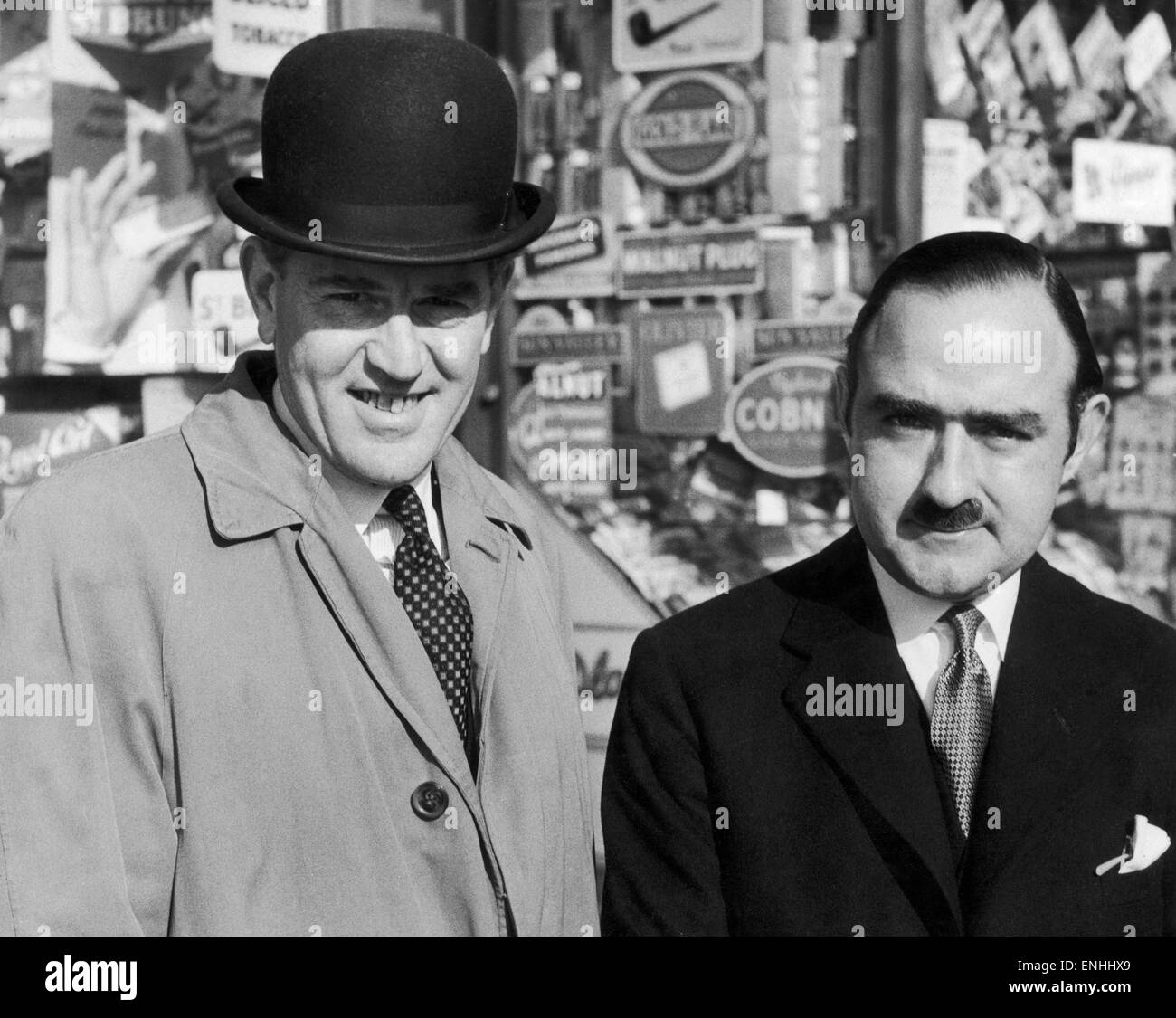 W.R. Grieve (à gauche) l'avocat et son assistant l'avocat J. Irvine Smith  au cours de l'audition de David McKay à Glasgow. Septembre 1960 Photo Stock  - Alamy