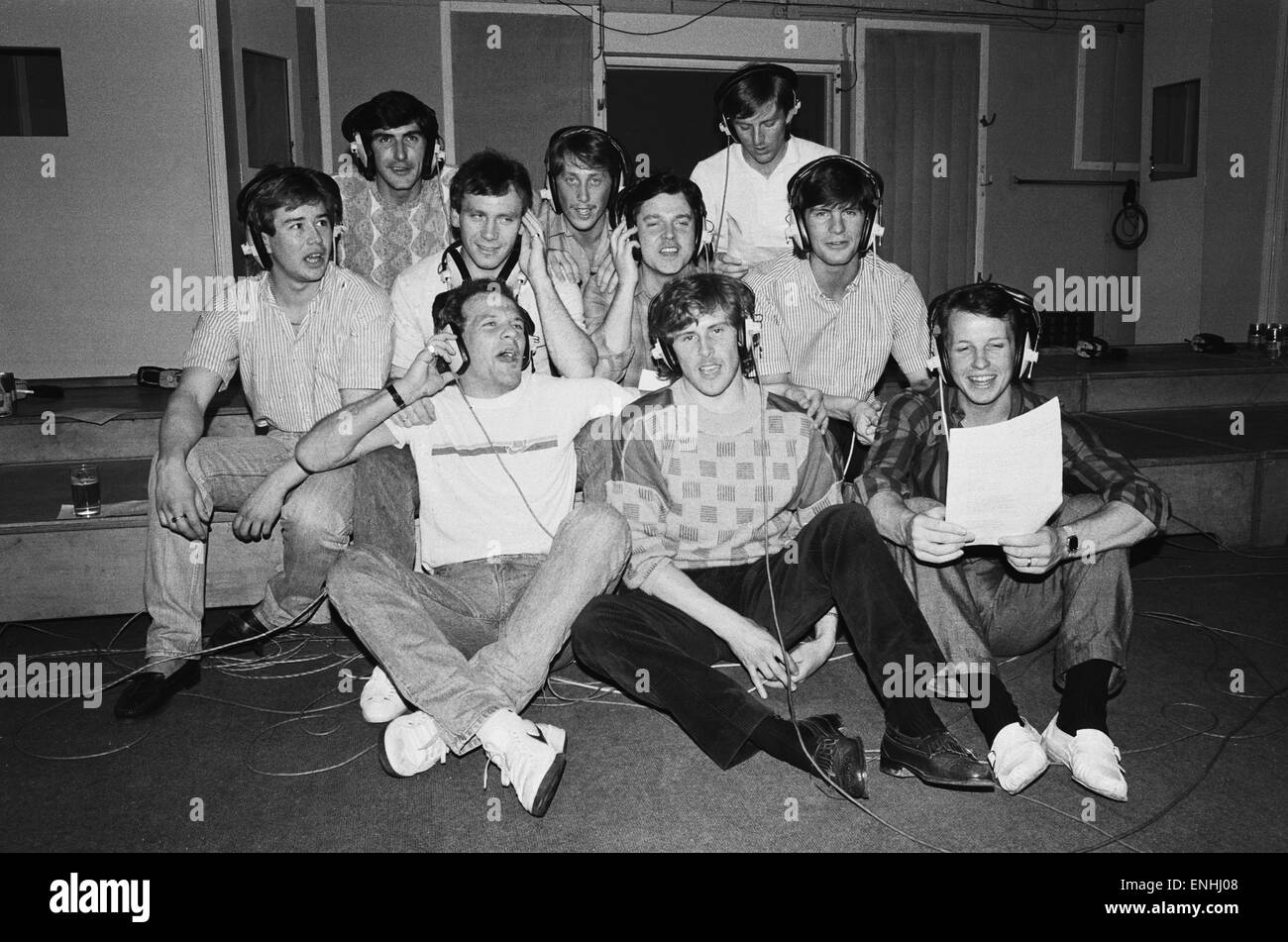Everton Football faire un enregistrement à Abbey Road studios à St John's Wood. En Photo : Ian Atkins, Gary Stevens, Adrian Heath, Peter Reid, Alan Harper, Paul Bracewell, Andy Gray, Kevin Richardson et Trevor Steven. 17 avril 1985. Banque D'Images