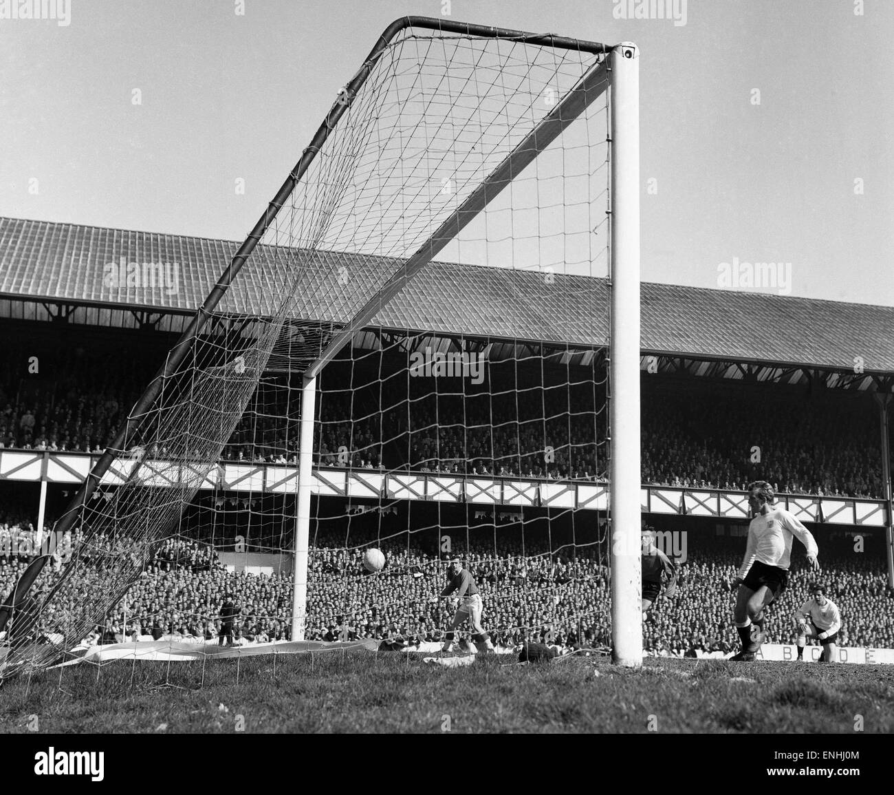 Match de division 1 de la Ligue anglaise à Goodison Park. Everton 4 v Fulham 1. La victoire donne à Everton le titre le dernier jour de la saison. Roy Vernon marque un de ses trois buts. 11 mai 1963. Banque D'Images