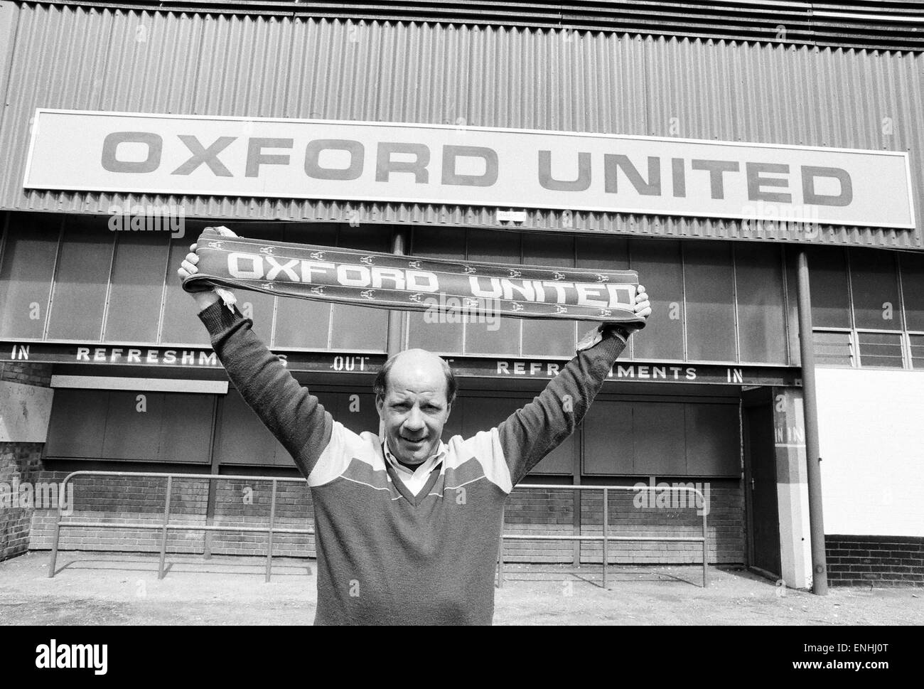 Oxford United FC. manager Jim Smith, qui a été manager 3 fois au fil des ans, détient en altitude une écharpe club à l'extérieur de Manor Park à la fin de sa première période en tant que manager. 2e mai 1985. Banque D'Images