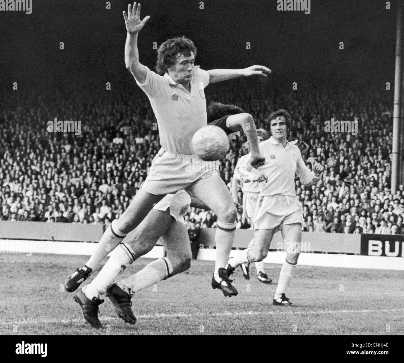 C. Burnley Leeds. Joueur de Leeds United Trevor Cherry envoie Ray Hankin battant et donne une pénalité. 15 Septembre 1974 Banque D'Images