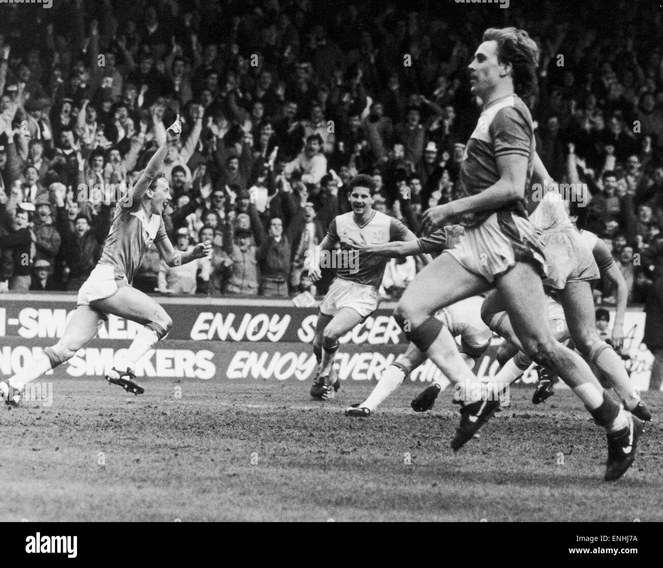 Coupe Fiinal FAa à Villa Park. Everton 2 v Sheffield Mercredi 1 après prolongation. Remplacer Alan Harper célèbre après avoir marqué le premier but à la 49e minute, rejoint par coéquipiers Kevin Richardson (droite) et Paul Bracewell. 5 avril 1986. Banque D'Images