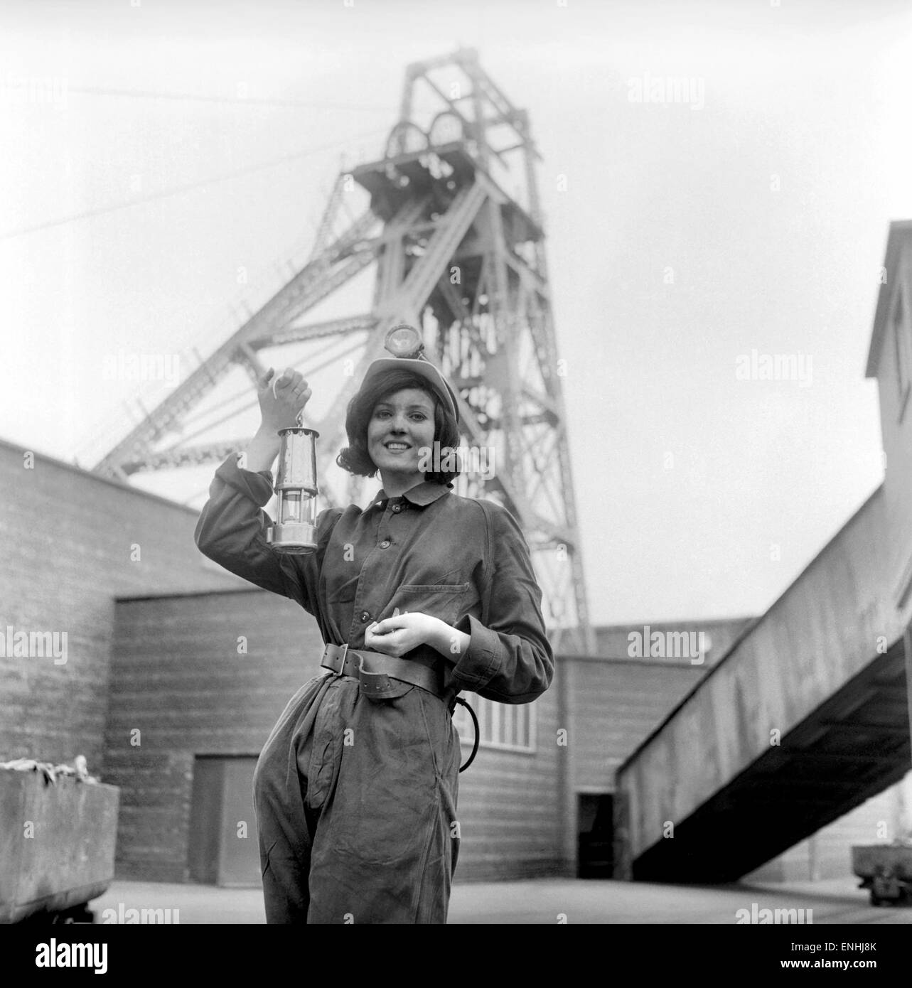 Reine de charbon Arlene met un terme aux mots de jure à la face du charbon. Les 1 800 The Pitmen à un Yorkshire colliery étaient sur leur meilleur comportement hier-car ils étaient des hôtes d'un grand lit de charbon. Leur syndicat était belle 20-year-old Arlene Funerarium. Elle a été invitée par t Banque D'Images