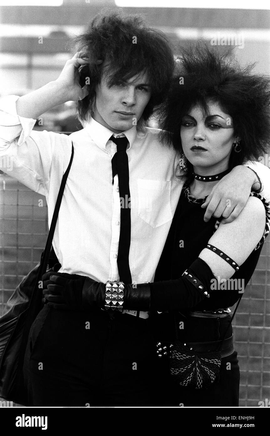Amour punk, Brian McEnaney 15 et Lesley Smith 24 baiser plus theschool clôture de cour. Le 30 décembre 1981. Banque D'Images