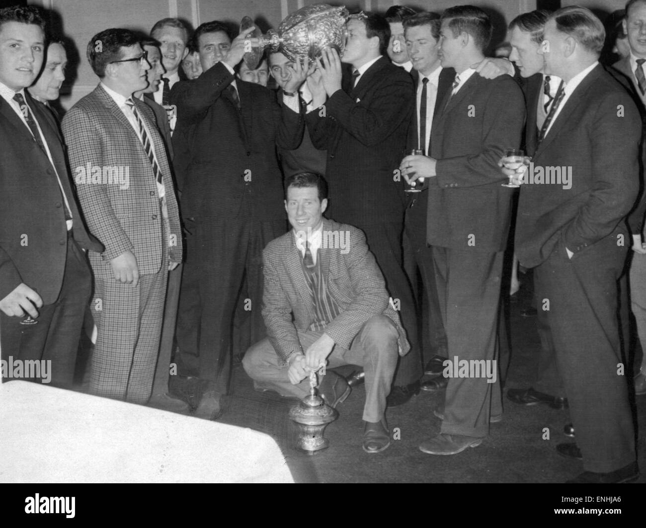 Champagne - c'est la victoire de boisson à Wakefield Trinity à un hôtel de Londres et de ses la coupe de Ligue de Rugby qui le contient. Wakefield bouleversé la contradiction à Wembley en battant Wigan 25 - 10 pour décrocher leur troisième coupe gagner en quatre ans 11 Mai 1963 Banque D'Images