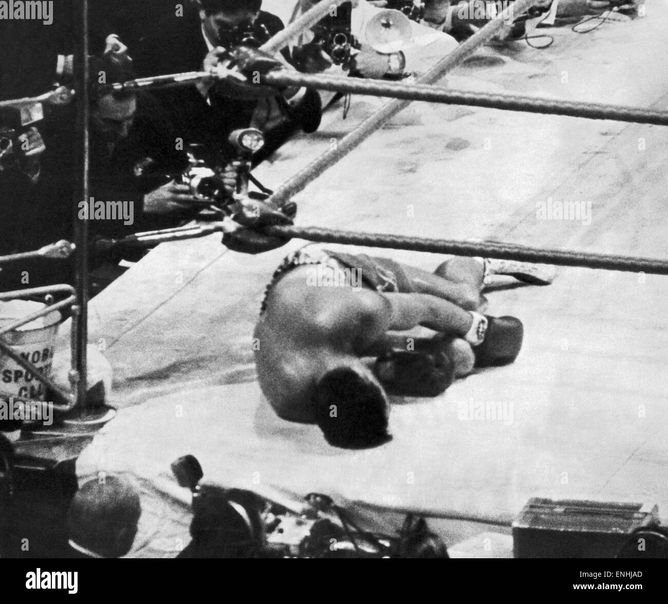Brian London, Boxe Boxeur britannique jette sur la toile à Earls Court après avoir été éjecté par Cassius Clay / Muhammad Ali. 7 août 1966. *** *** Local Caption 00130425 Banque D'Images