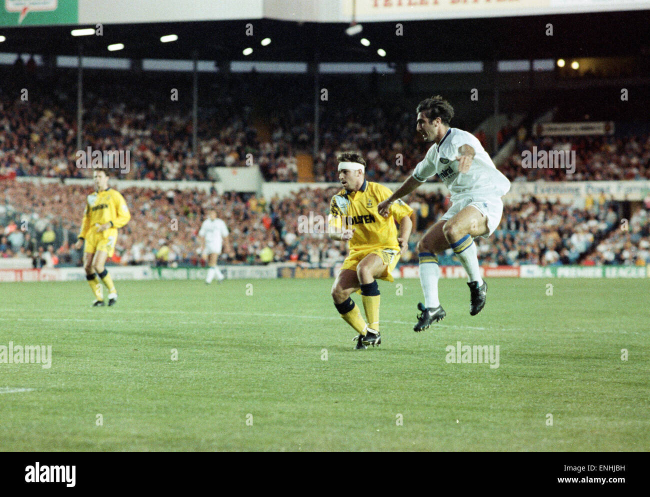 Leeds United v Tottenham Hotspur, match de championnat à Elland Road, mardi 25 août 1992. Score final : Leeds United 5-0 Tottenham Hotspur, avec Eric Cantona marquant un tour du chapeau, le premier tour du chapeau dans la nouvelle Premier League. Banque D'Images