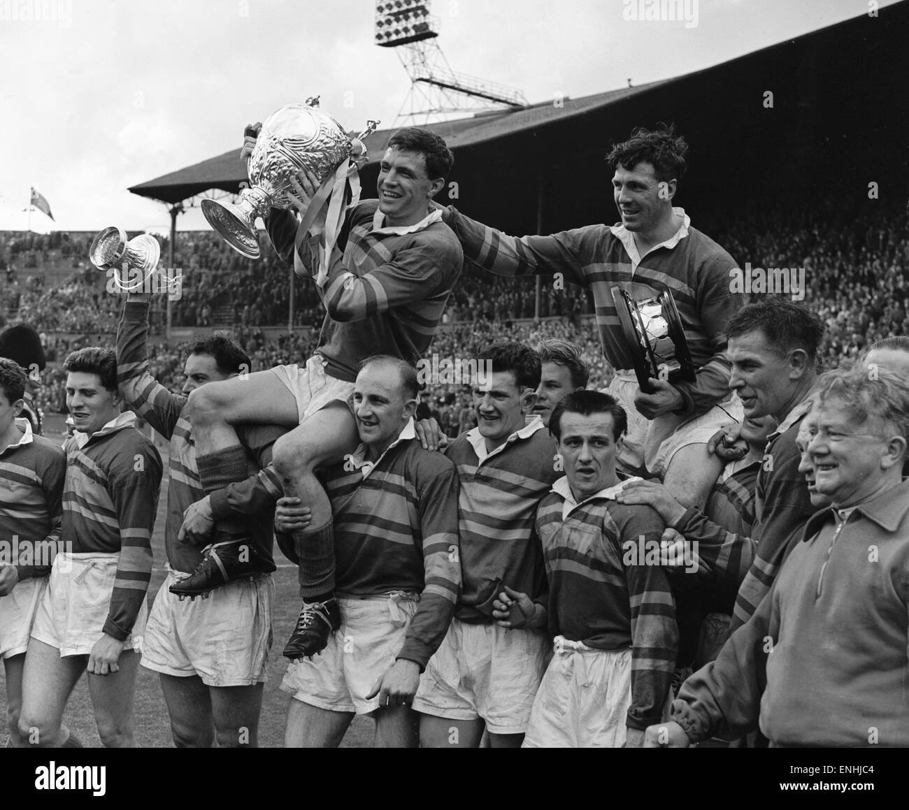 Leeds célèbrent leur 9 - 7 victoire sur Barrow dans la finale de Coupe de Ligue de Rugby à Wembley. 11 Mai 1957 Banque D'Images