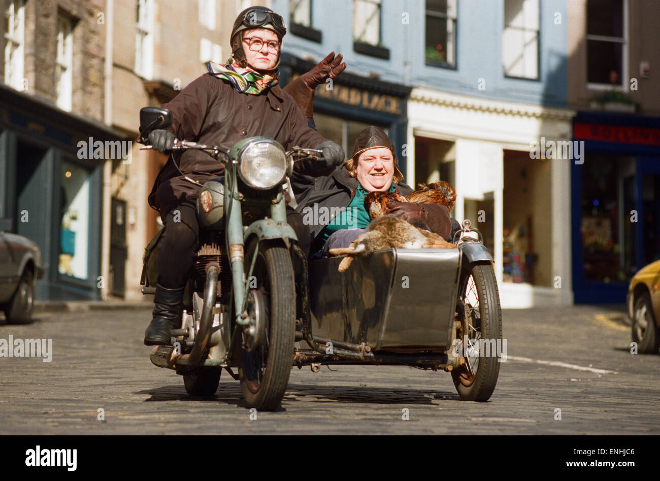"Les deux chefs de télévision Fat ladies' Jennifer Paterson et Clarissa Dickson-Wright représenté sur moto avec side car à Édimbourg avant le lancement de leur livre. 14 mars 1997. Banque D'Images