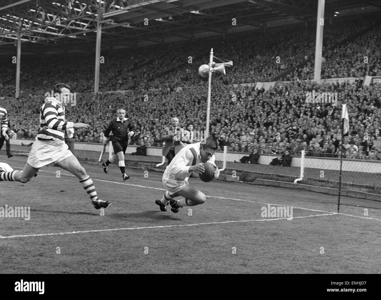 Un autre essai pour les scores Coetzer Wakefield Trinity à la finale de Coupe de Ligue de Rugby contre Wigan à Wembley le 11 mai 1963 Banque D'Images