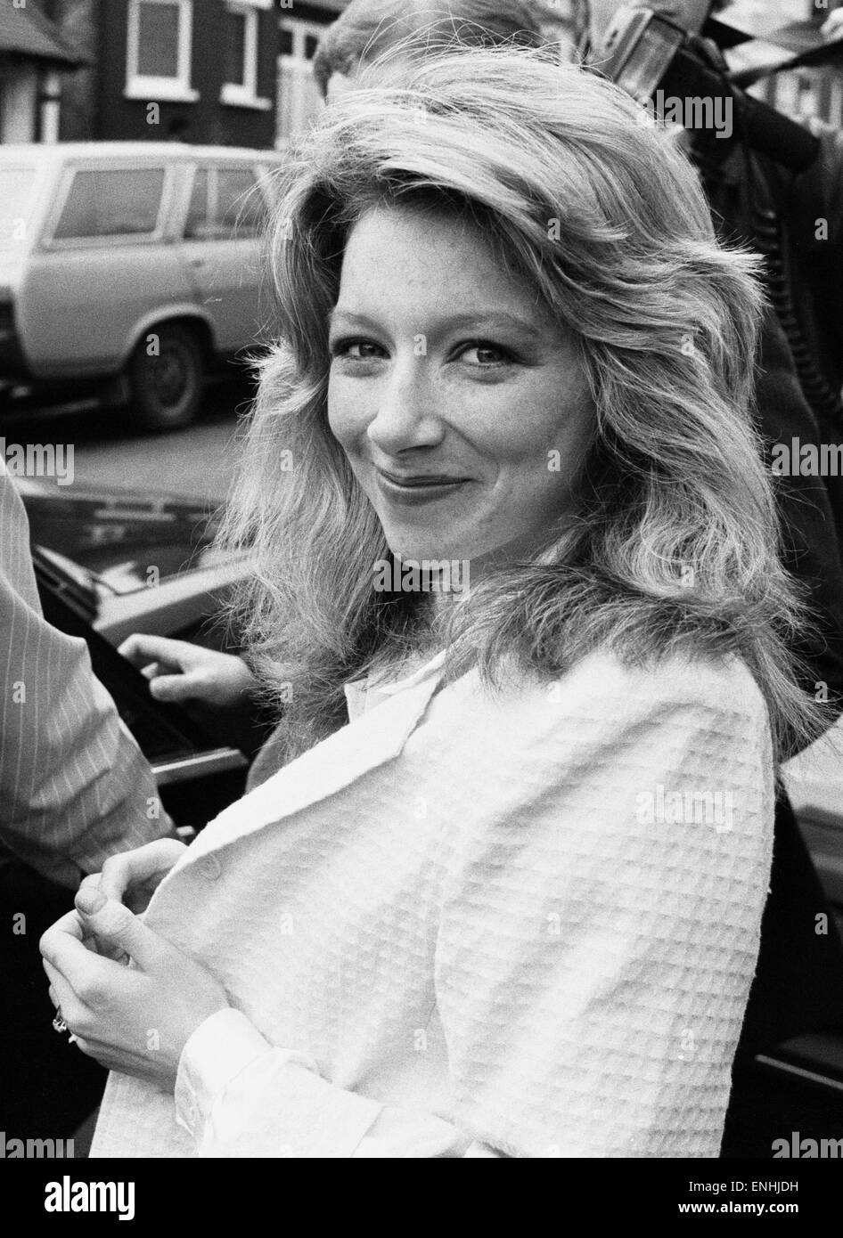 Lena Zavaroni, 23 ans, juin 1987. Lena a récemment quitté l'hôpital après quelques pilules anti dépresseur qu'elle prend, fait d'elle violemment malade. Lena ws a aidé dans une voiture par son fiancé, consultant en recrutement Peter Wiltshire. Lena, quitter le foyer de Finchley, Nord Banque D'Images