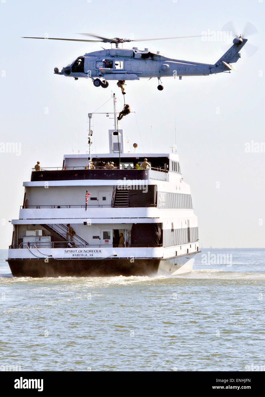 La U.S. Coast Guard's Maritime Security Response Team prêt force d'assaut lors d'un exercice d'entraînement 4 mai 2015 à Chesapeake, en Virginie. Banque D'Images
