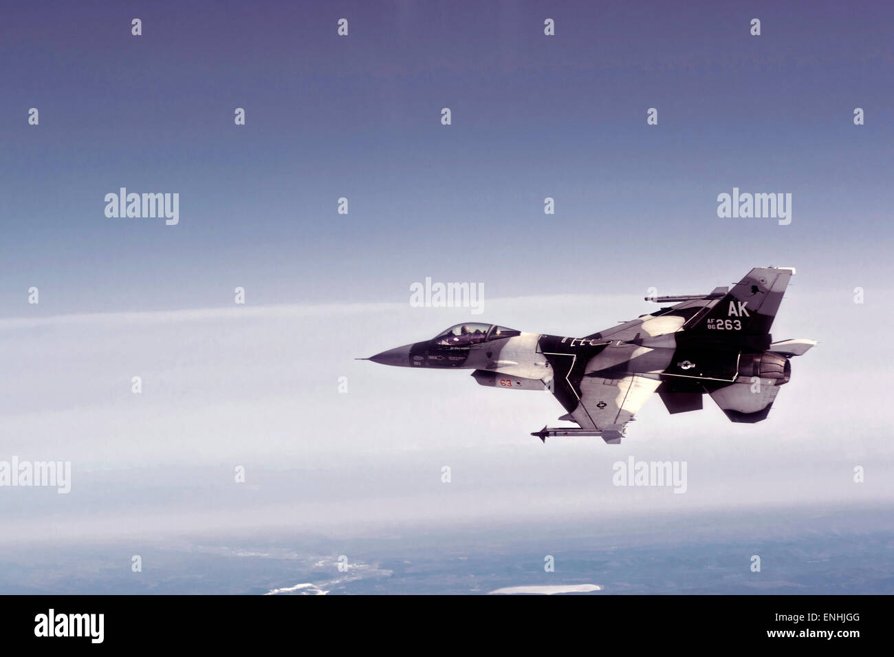 Un U.S. Air Force F-16 Fighting Falcon sur une sortie au cours de l'exercice Red Flag Alaska 4 Mai 2015 plus de Eielson Air Force Base, en Alaska. L'Aggressor Squadron réplique les menaces qui pèsent sur les forces aériennes de combat de l'adversaire pour la formation. Banque D'Images