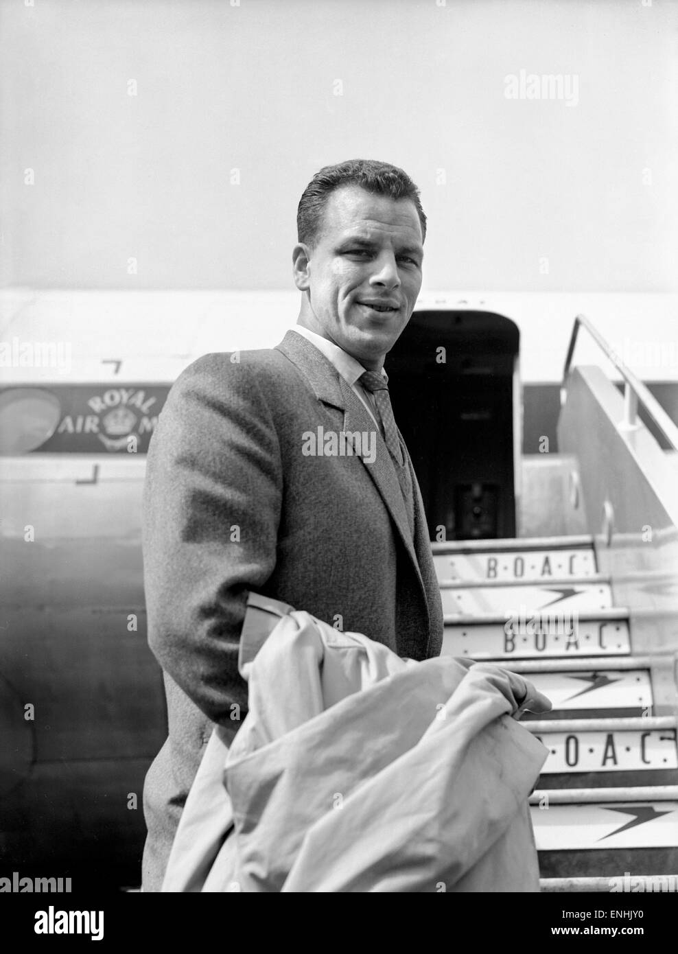 Ex - Leeds United dvd John Charles sur son chemin vers Rome après avoir été acheté par la Juventus pour ï¾£65 000. 24 avril 1957. Banque D'Images