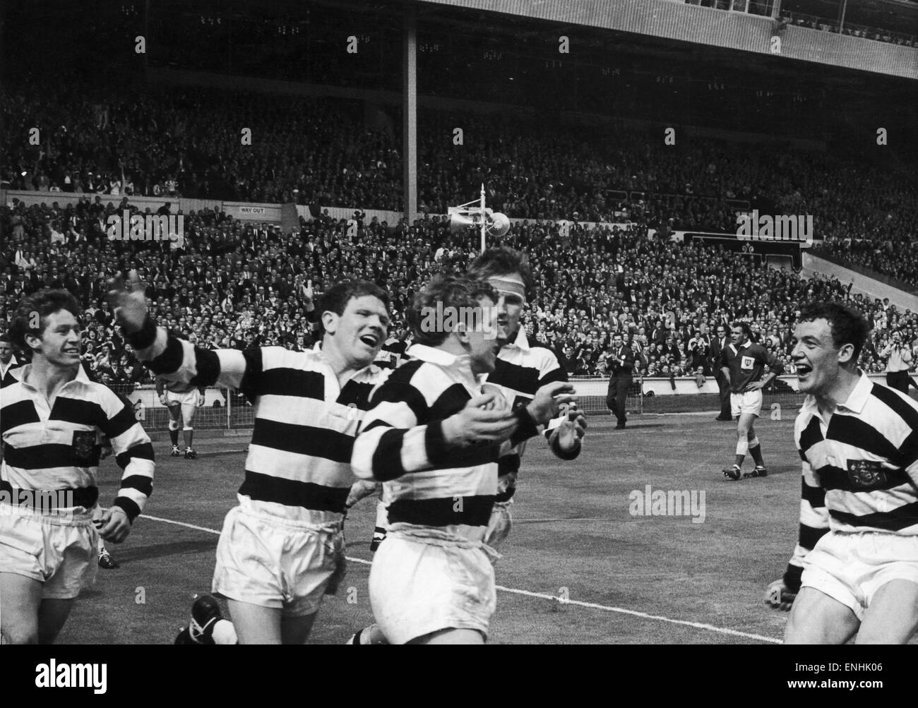 Widnes v Hull Kingston Rovers Rugby finale de Coupe de Ligue. Allan Briars est félicité par coéquipiers après avoir marqué le premier essai Widnes 9 Mai 1964 Banque D'Images