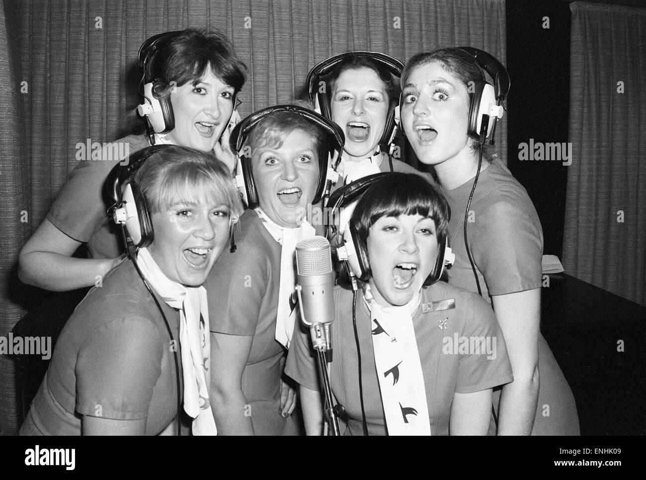 Six Laker hôtesses faire un disque dédié à Freddie Laker appelé "Let Us Fly'. L'enregistrement est en cours de rush publié le bus rouge records et une partie du produit de la vente de chaque dossier sera remis à la caisse après l'entreprise Laker a fait faillite. E Banque D'Images