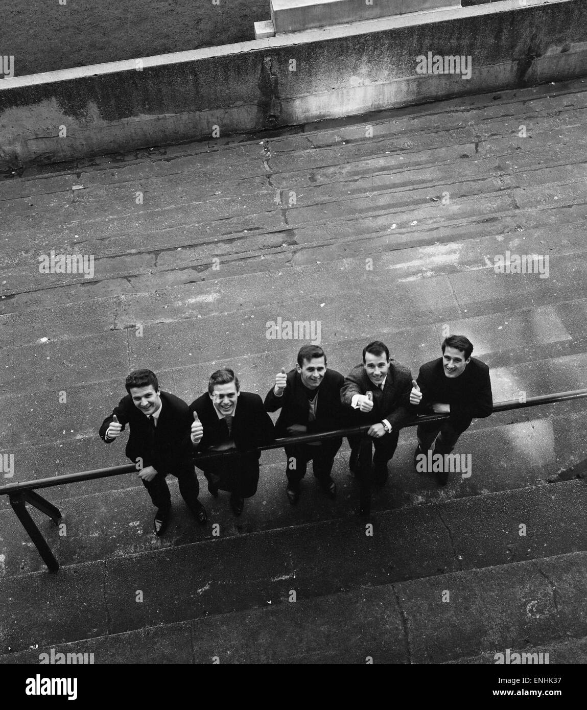 Des barricades, et un mur est érigé à Goodison Park, domicile de l'Everton Football Club, en préparation de la Coupe du Monde 1966. Les joueurs d'Everton au sol sont Brian Labone, Gordon West, Mick Meagan, Dennis Stevens et Derek Temple. 13 février 196 Banque D'Images