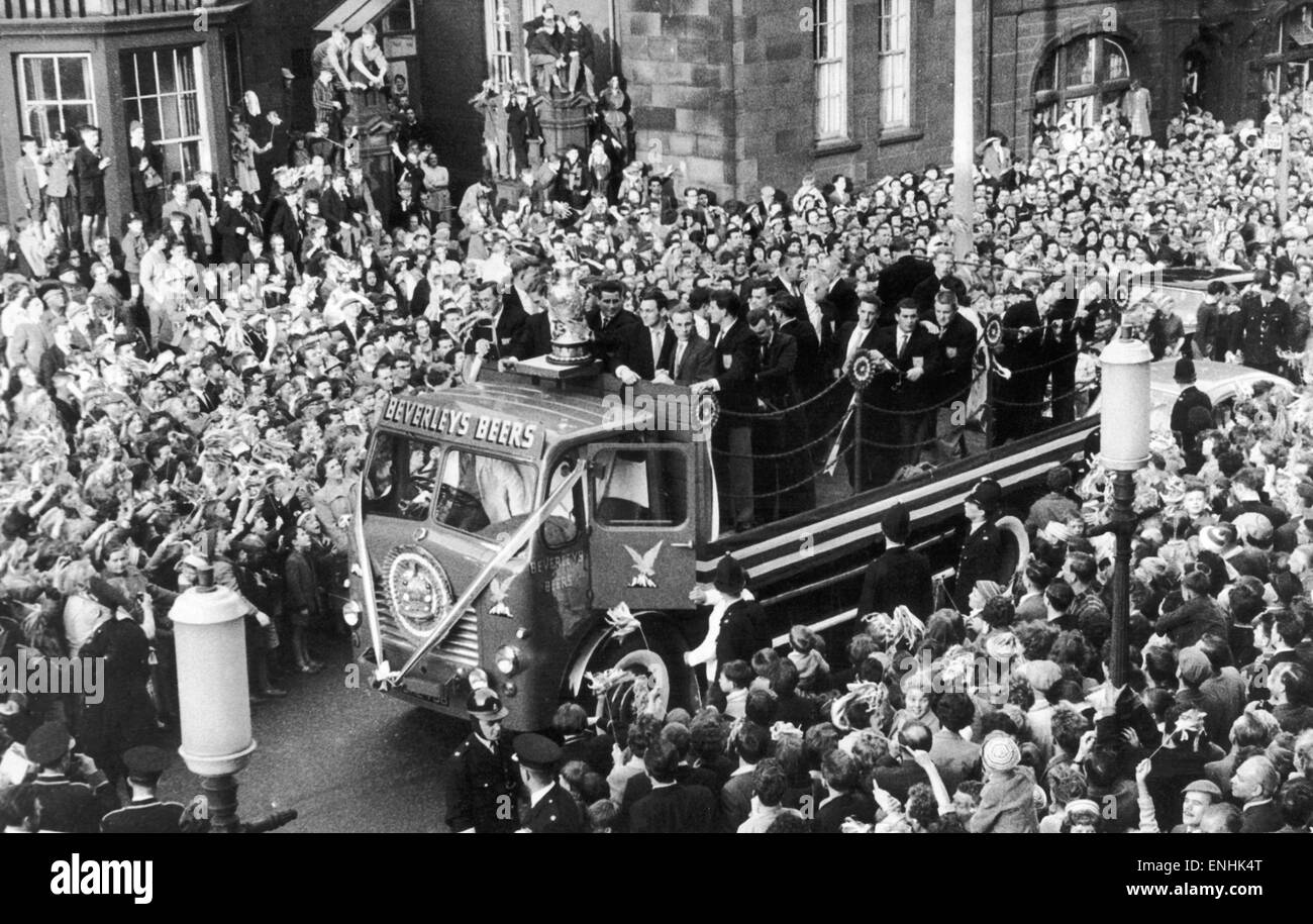 L'équipe de Wakefield Trinity arrivent à l'hôtel de ville sur l'arrière d'un camion de bières Beverleys entouré par des milliers de fans. La réception officielle a été organisée pour célébrer la victoire sur les équipes de Hull à la finale de Coupe de Ligue de Rugby. 15 Mai 1960 Banque D'Images