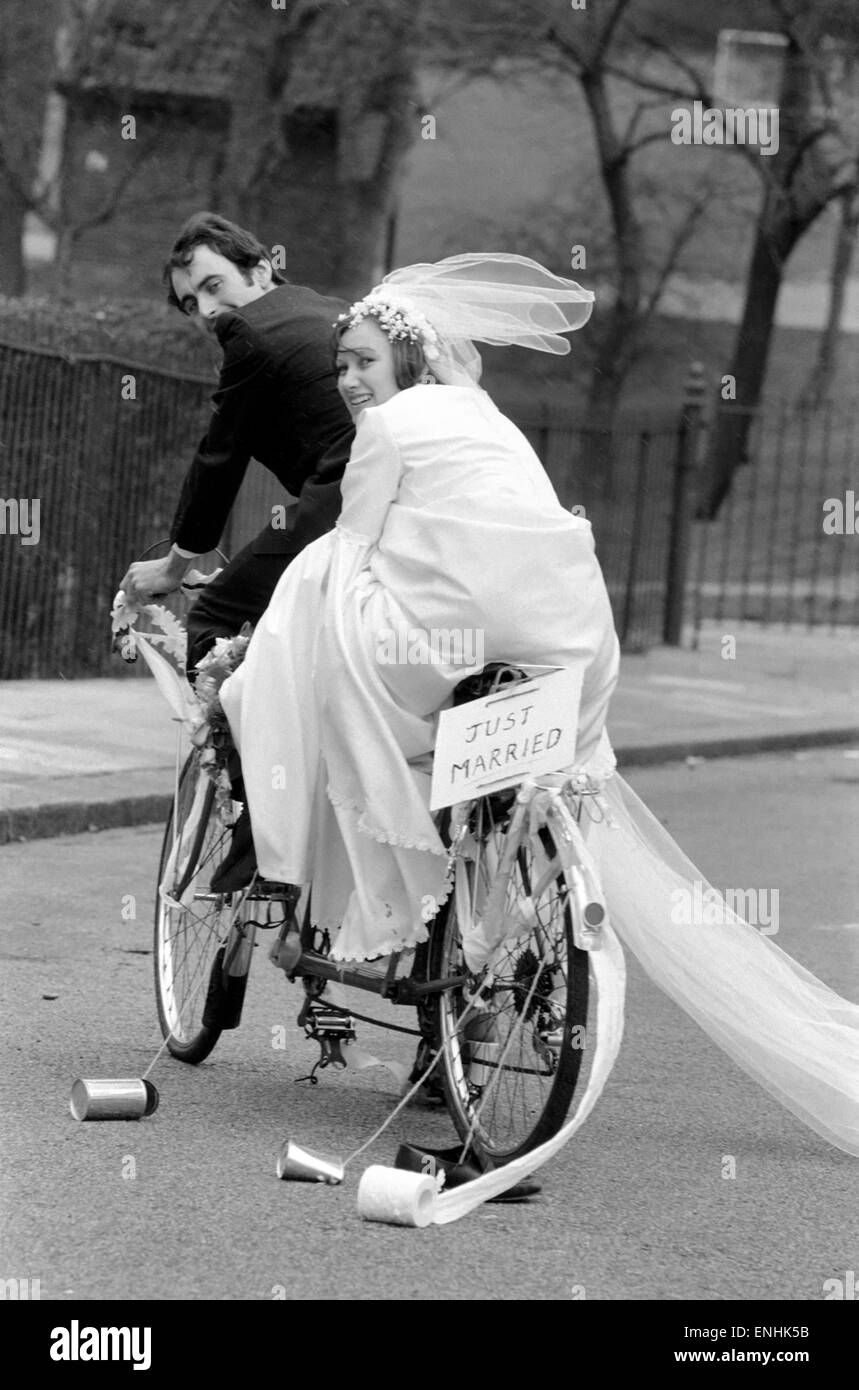 À bien des égards, c'était un mariage élégant… et le marié pourrait se permettre un transport. Mais c'était beaucoup plus amusant pour de jeunes mariés Philip Whitehorn et Marion Ames lorsqu'ils montaient à leur réception sur un vélo fait pour deux. Philip, 25 ans, de Ilford, Essex, est un un Banque D'Images
