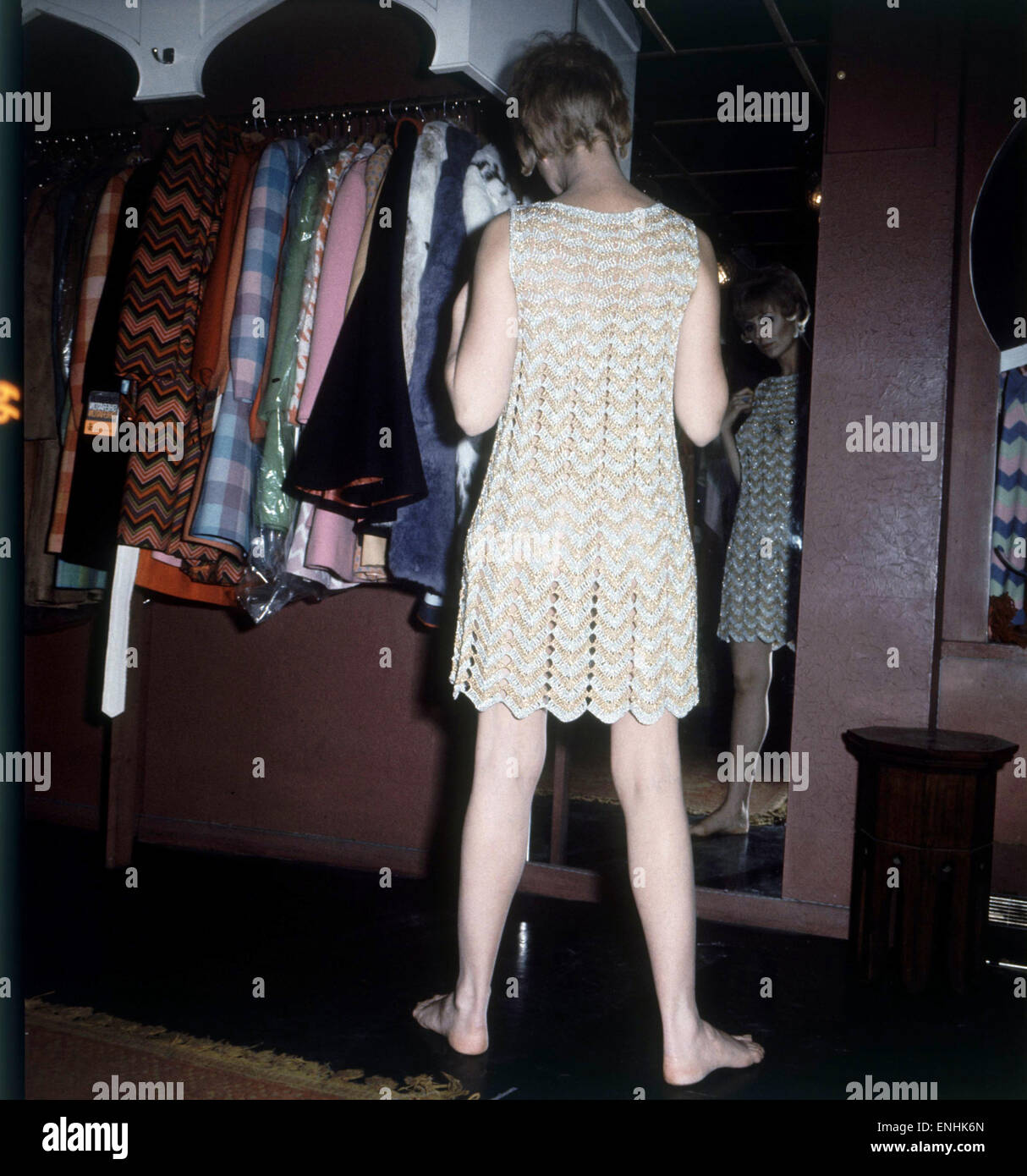 Michelle Desange essaie sur une chaîne mail alors que robe shopping dans la Boutique Lady Jane, Carnaby Street, Londres, novembre 1967. Banque D'Images