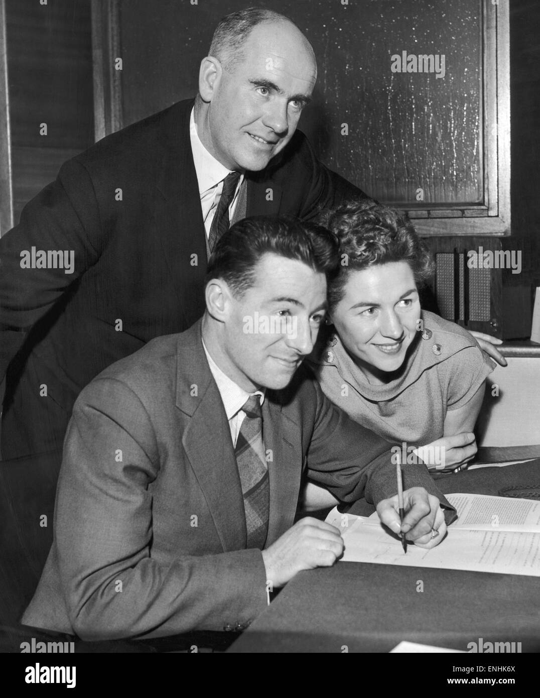 Footballeur international écossais Tommy Ring panneaux pour Everton de Clyde, regardée par femme Sally et manager John Carey. 19 janvier 1960. Banque D'Images