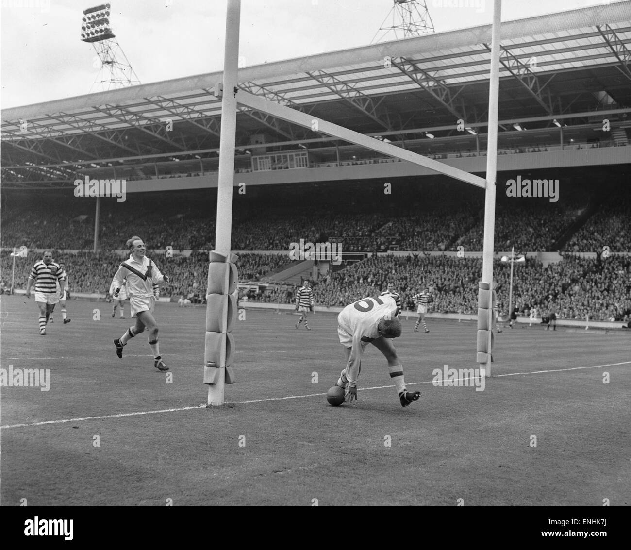 Sampson de Wakefield Trinity sous scores Wigans les postes peu avant la pause à mi-temps dans la finale de Coupe de Ligue de Rugby. 11 Mai 1963 Banque D'Images