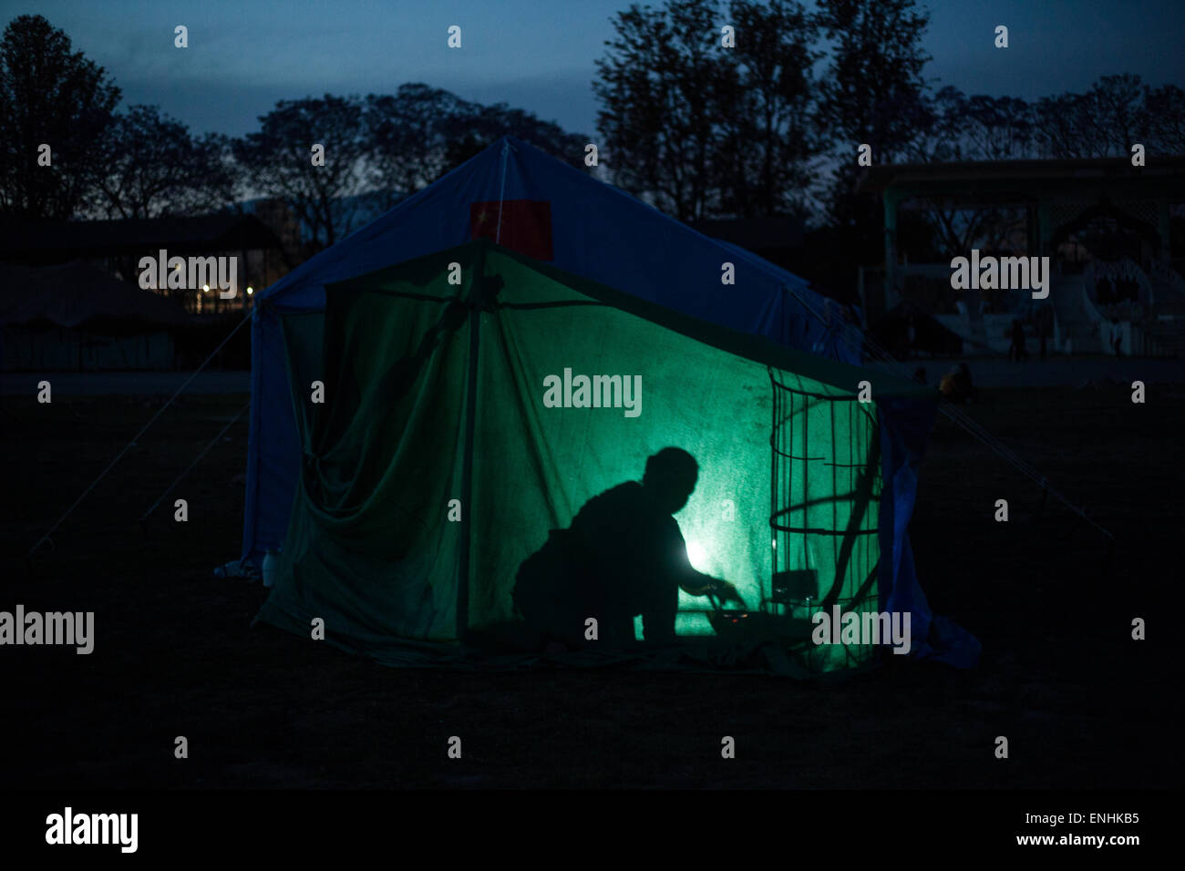 Tundikhel, Katmandou, Népal. 4 mai, 2015. Les victimes du tremblement de terre dans une file d'alimentation de secours à un camp à Tundikhel, Katmandou, Népal le lundi, 4 mai 201 Crédit : © abhishek bali/Alamy Live News Banque D'Images