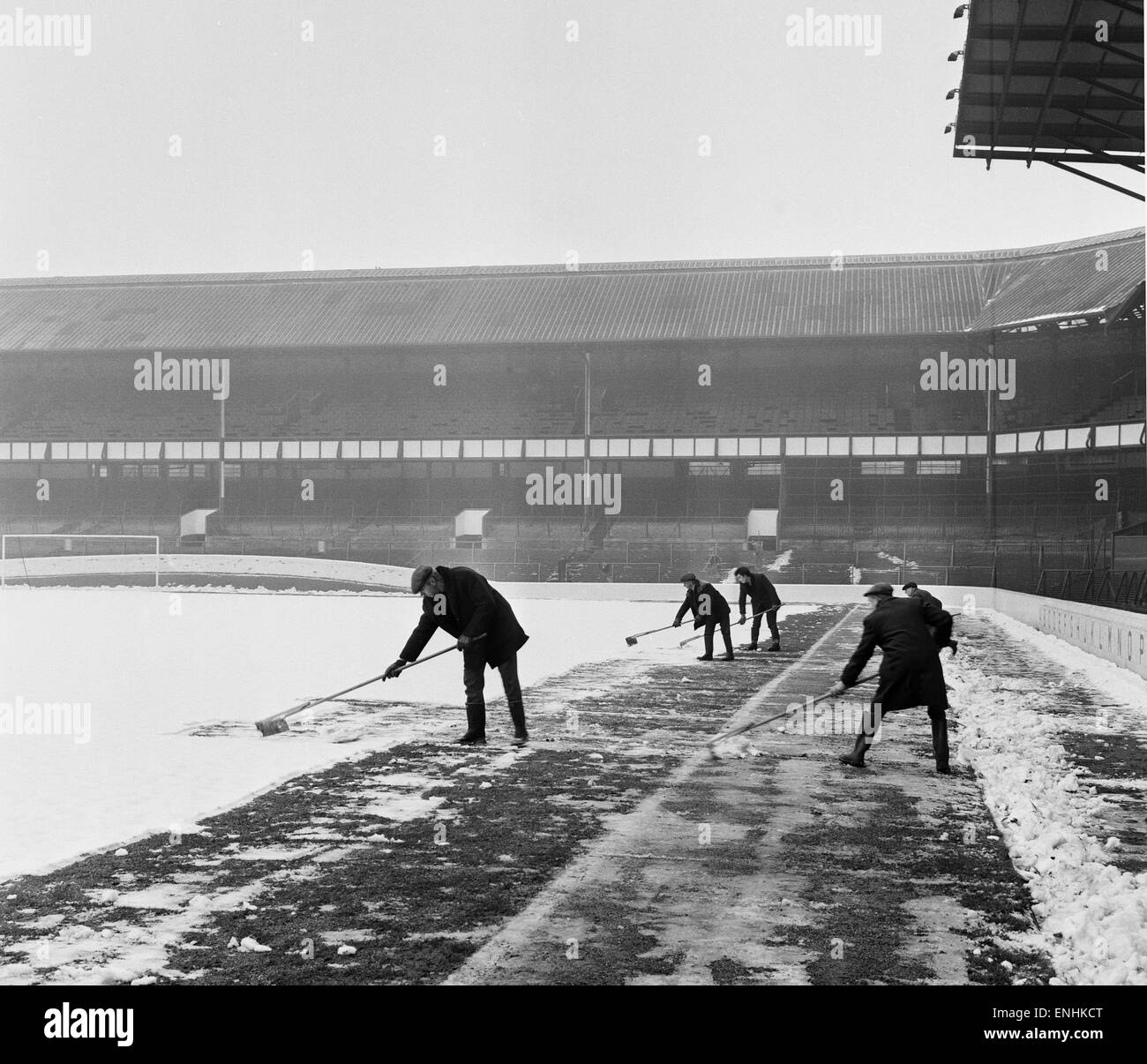 Essayer d'effacer le responsables de la neige de la hauteur à Goodison Park, terrain du Everton Football Club, deux jours avant leur match contre Bristol Rovers dans la FA Cup cinquième ronde. 10 février 1969. Banque D'Images