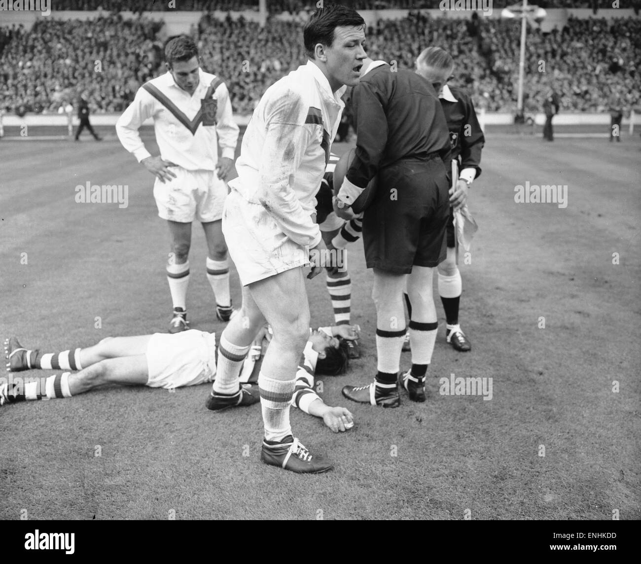 Wigan Bolton retour complet se trouve sur le terrain après la mi-temps d'une commotion cérébrale le sifflet avait soufflé, pendant la finale de Coupe de Ligue de Rugby contre Wakefield Trinity à Wembley le 11 mai 1963 Banque D'Images
