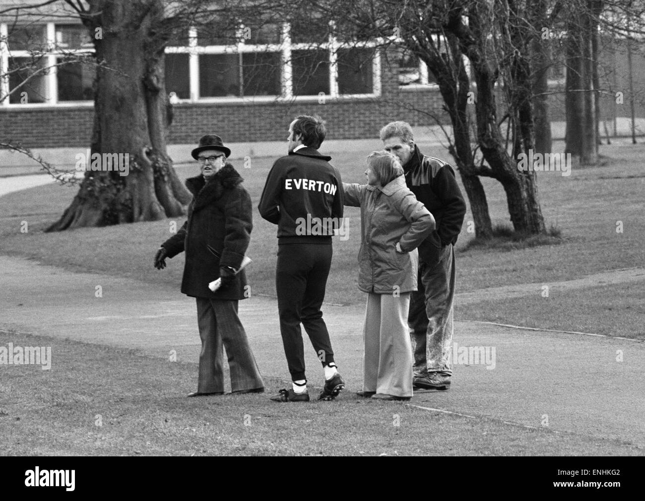 La formation d'Everton à Selsdon Park pour le match final de la coupe de la Ligue contre Aston Villa sur Croydon Girls High School de hockey sur gazon où une maîtresse jeux en colère se dirigea vers l'usine de Sheila première Steve Burtenshaw, puis manager Gordon Lee, et leur a demandé de repl Banque D'Images